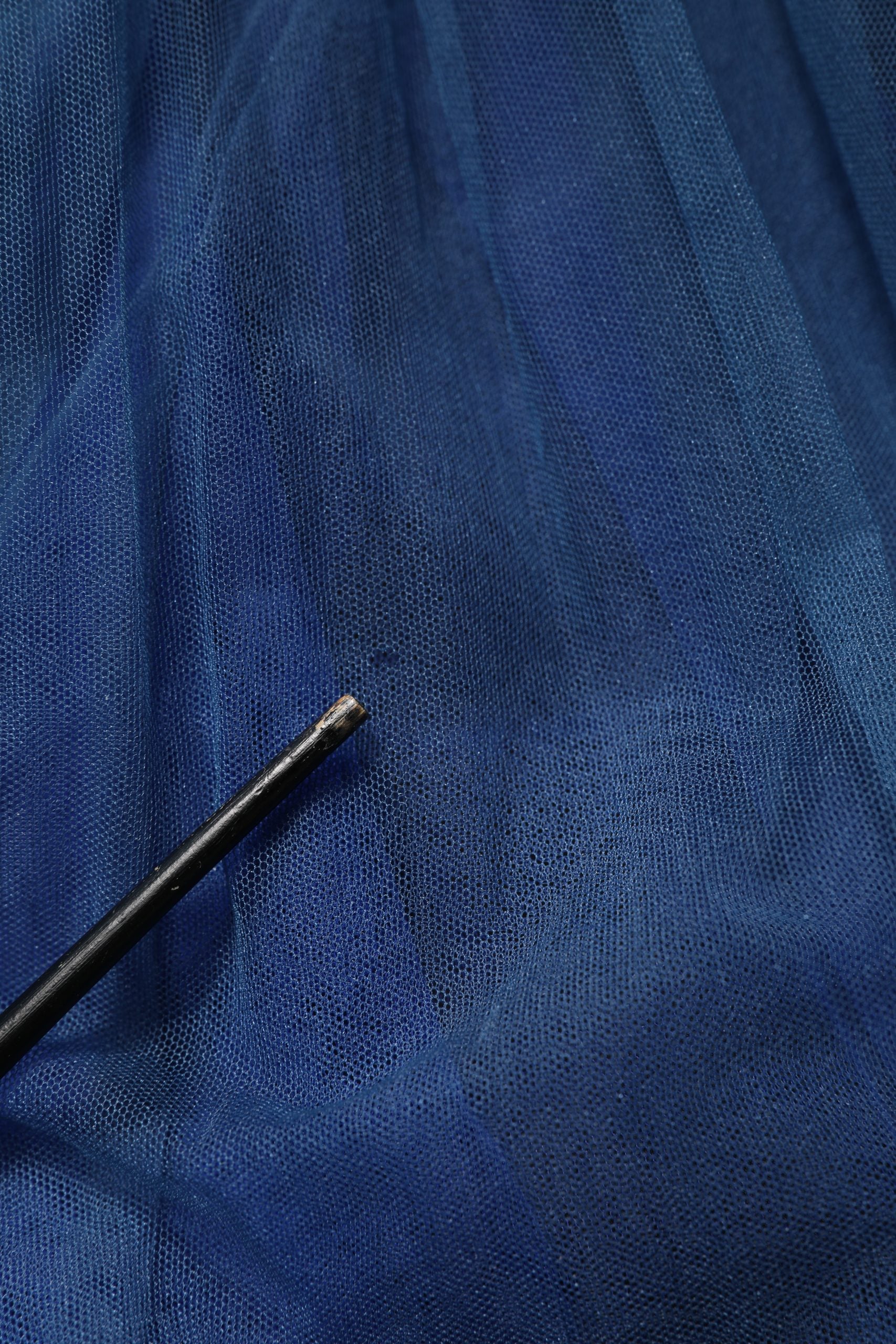 Robe mi-longue en tulle bleu sans manches de Dolce & Gabbana, style évasé et élégant, pour femme.