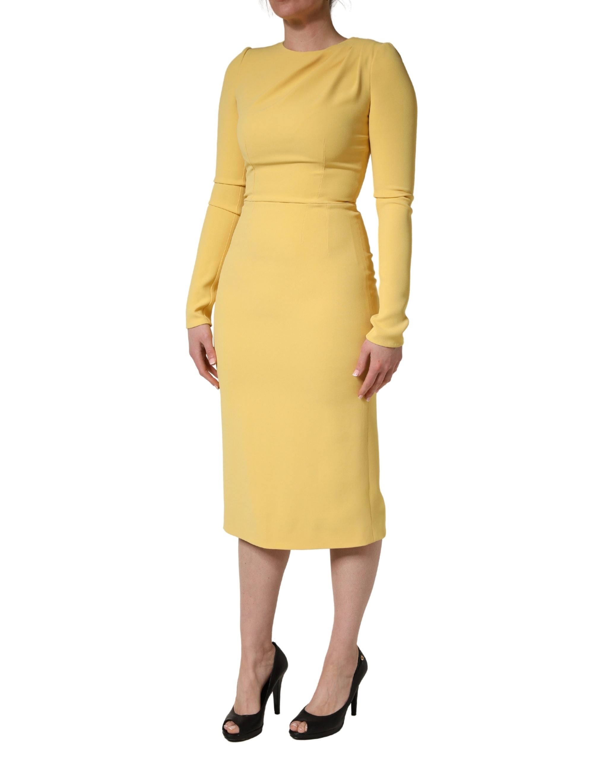 Robe midi en soie jaune à manches longues de Dolce & Gabbana, silhouette élégante et tissu fluide.