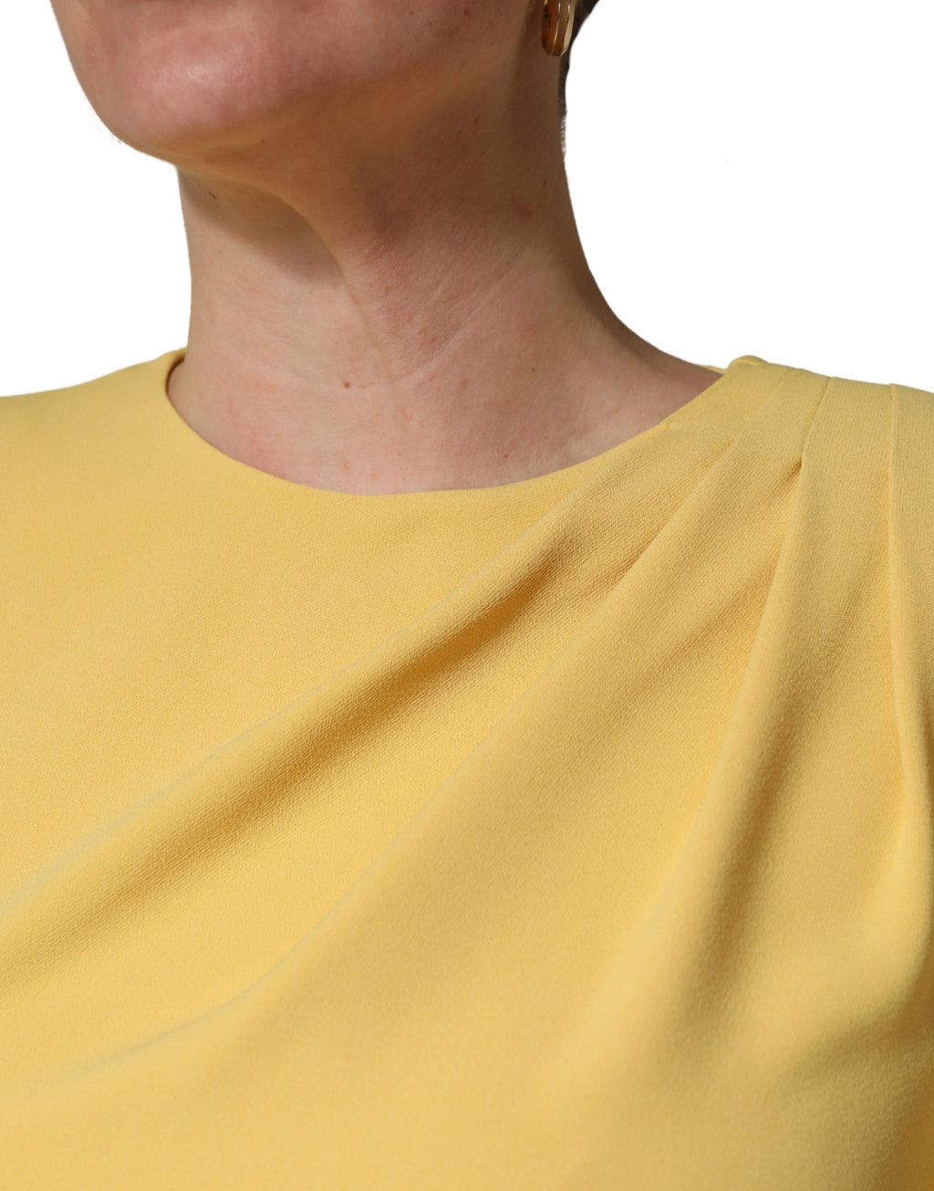 Robe midi en soie jaune à manches longues de Dolce & Gabbana, coupe ajustée et élégante, pour une silhouette sophistiquée.