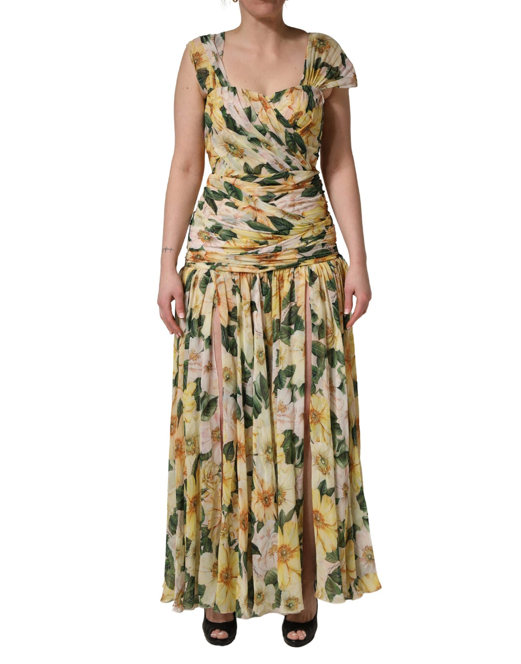 Robe longue plissée en soie jaune avec imprimé floral Dolce & Gabbana, style élégant et féminin.