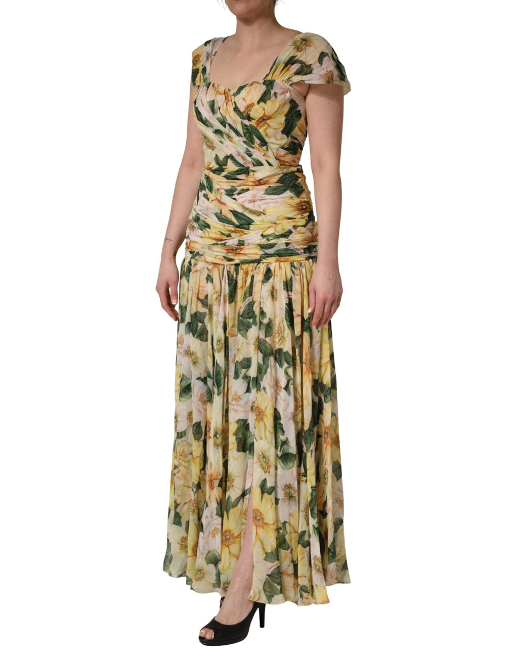 Robe maxi en soie jaune à fleurs et plissée de Dolce & Gabbana, élégante et fluide.
