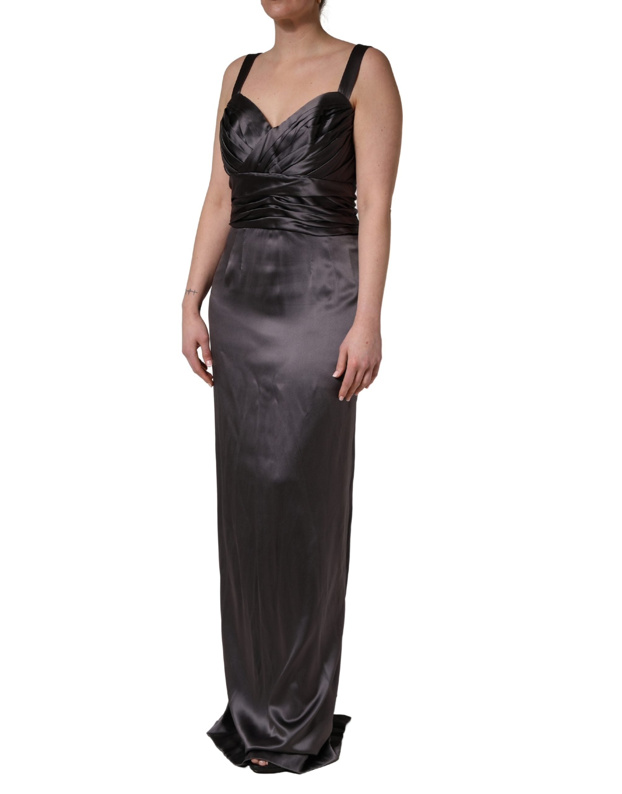 Robe noire en satin sans manches avec décolleté en cœur, création Dolce & Gabbana, style élégant et sophistiqué.