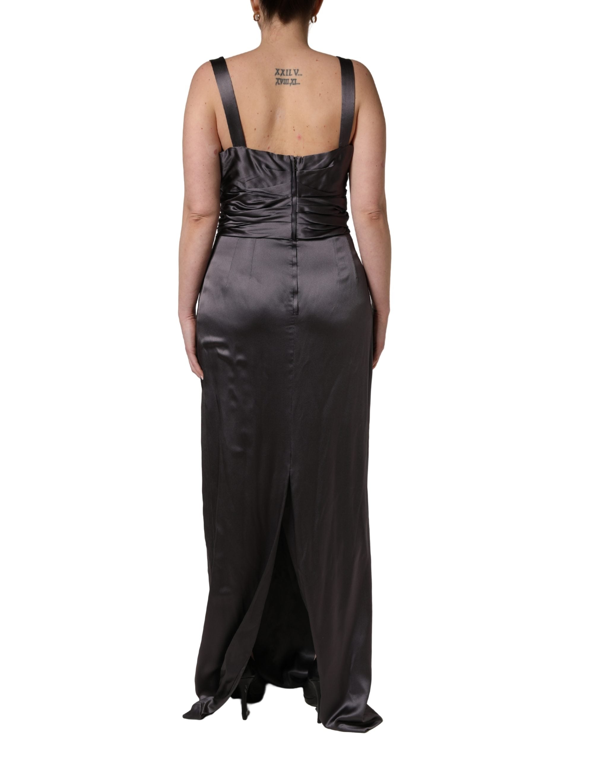 Robe sans manches en satin noir de Dolce & Gabbana, coupe en cœur et élégante, vue de face sur mannequin.