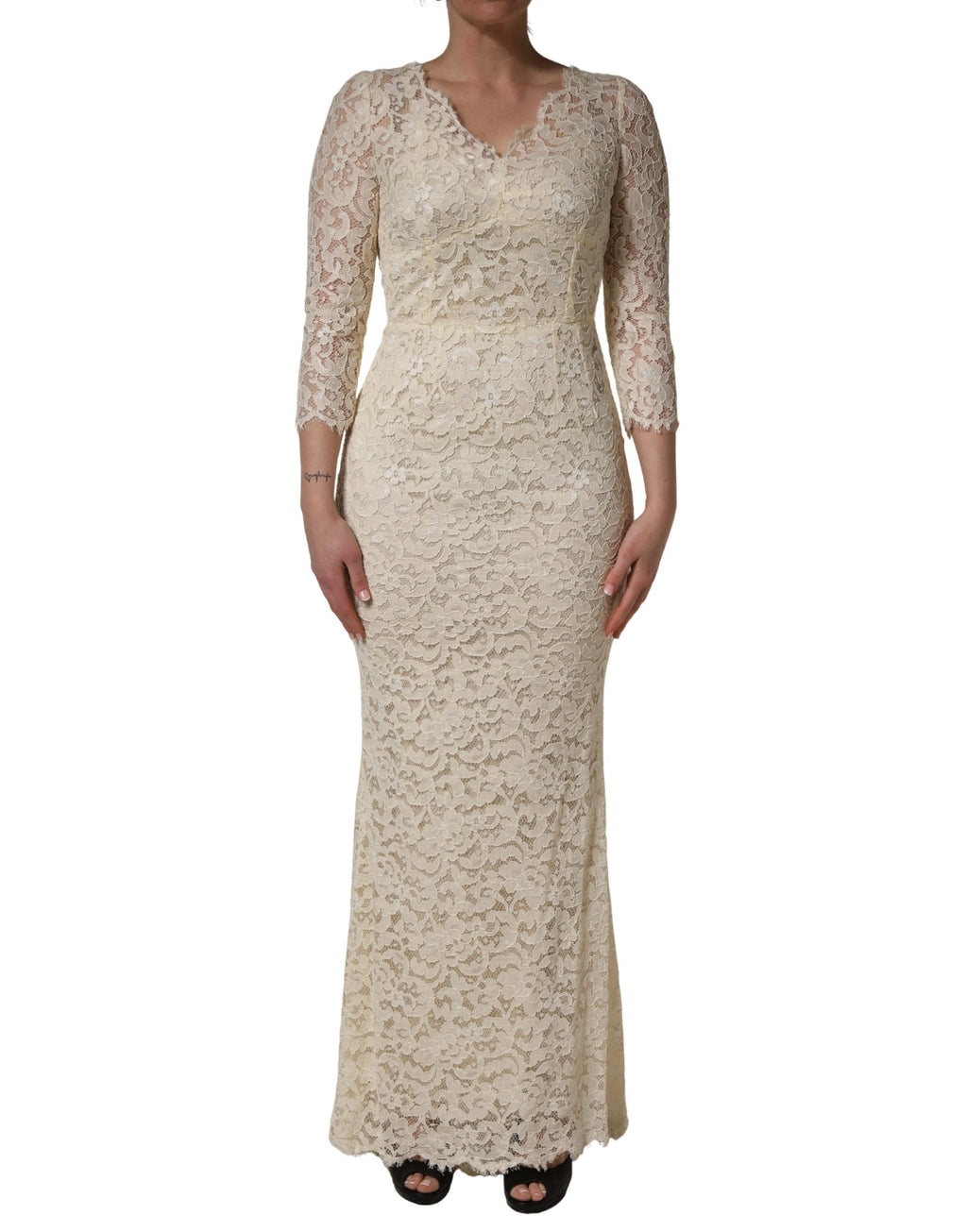 Robe longue en dentelle florale blanche Dolce & Gabbana, coupe ajustée et élégante, pour une silhouette sophistiquée.