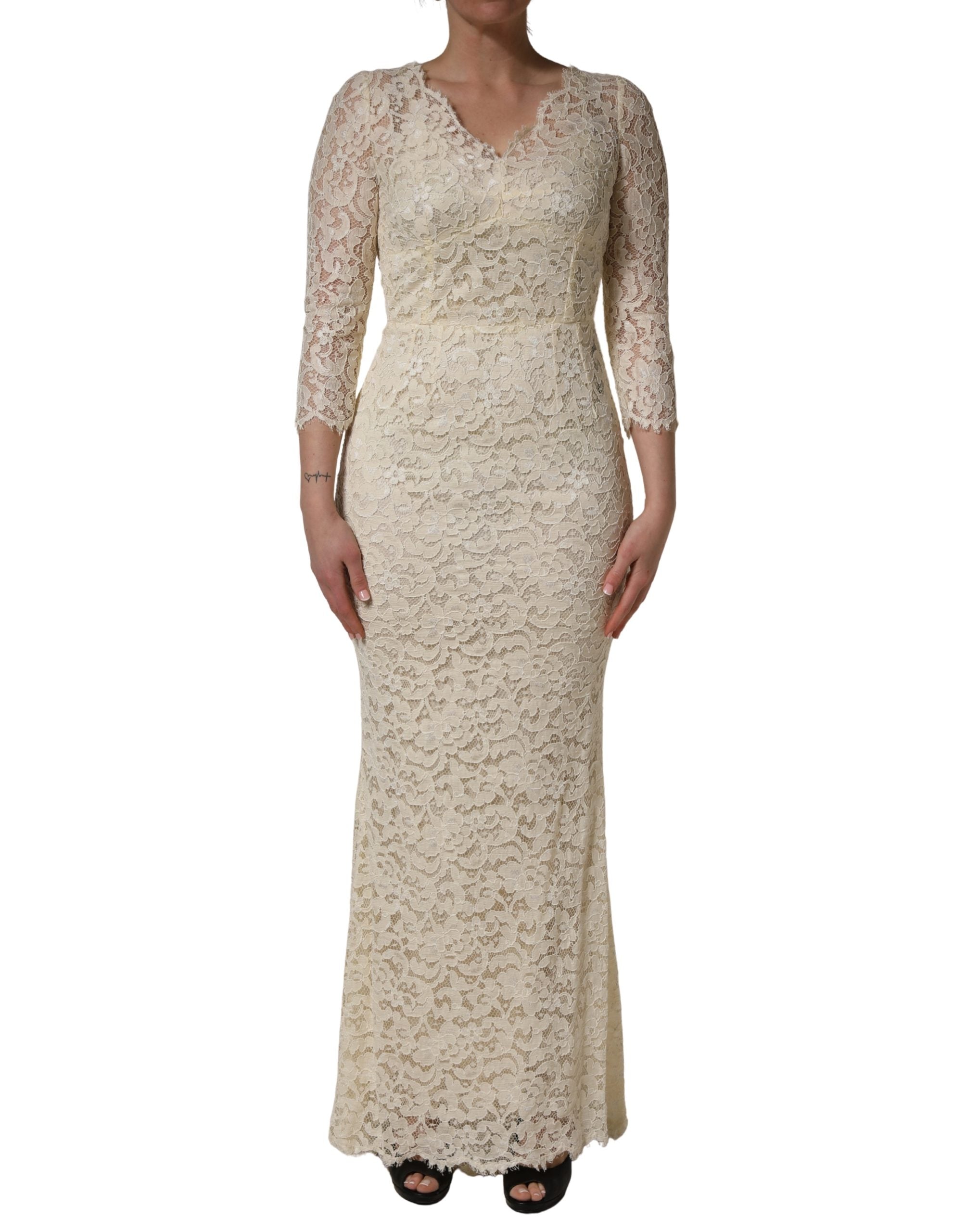 Robe longue en dentelle florale blanche Dolce & Gabbana, coupe cintrée et élégante, pour femme.