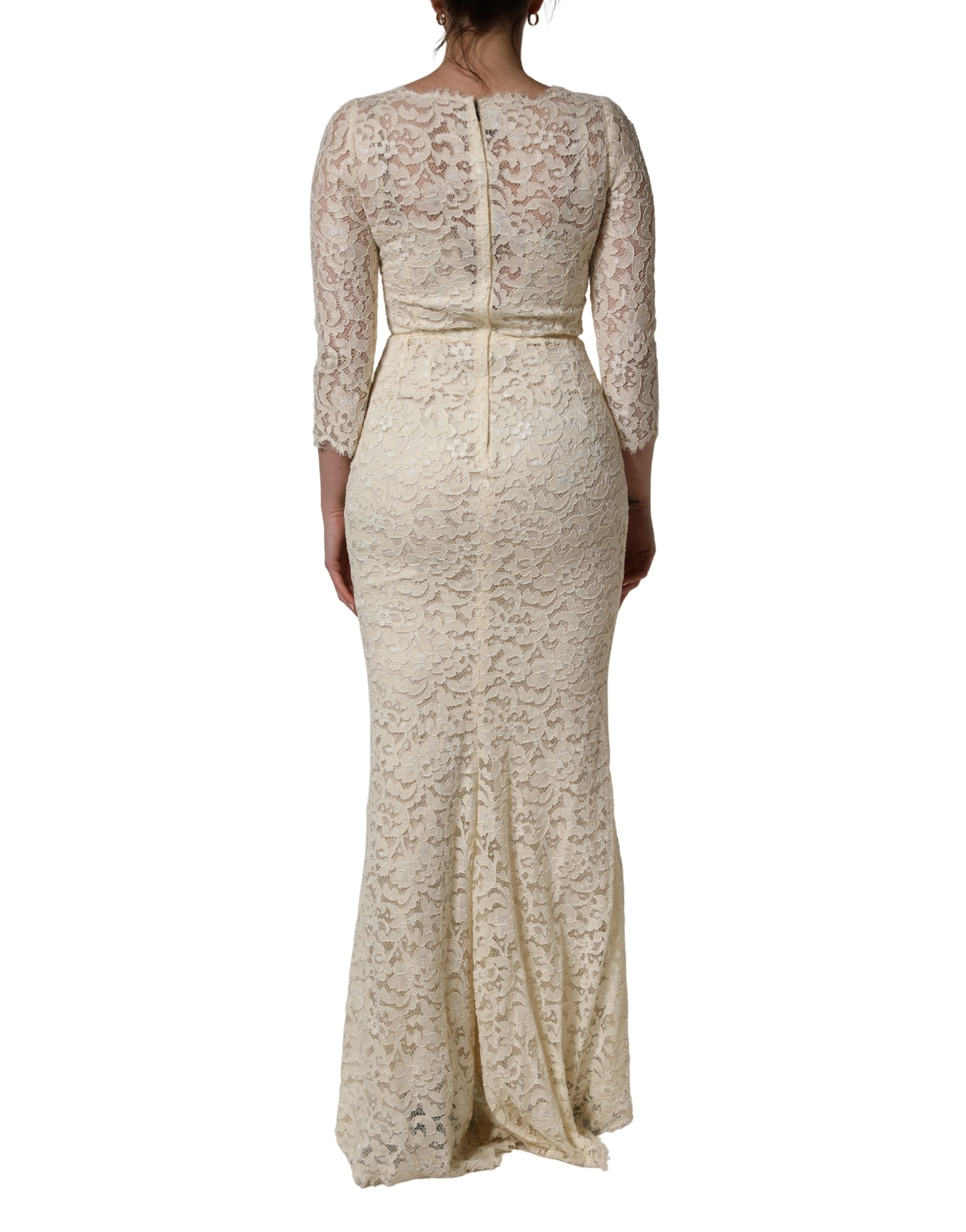 Robe longue blanche à fleurs en dentelle Dolce & Gabbana, robe cintrée élégante avec détail floral.