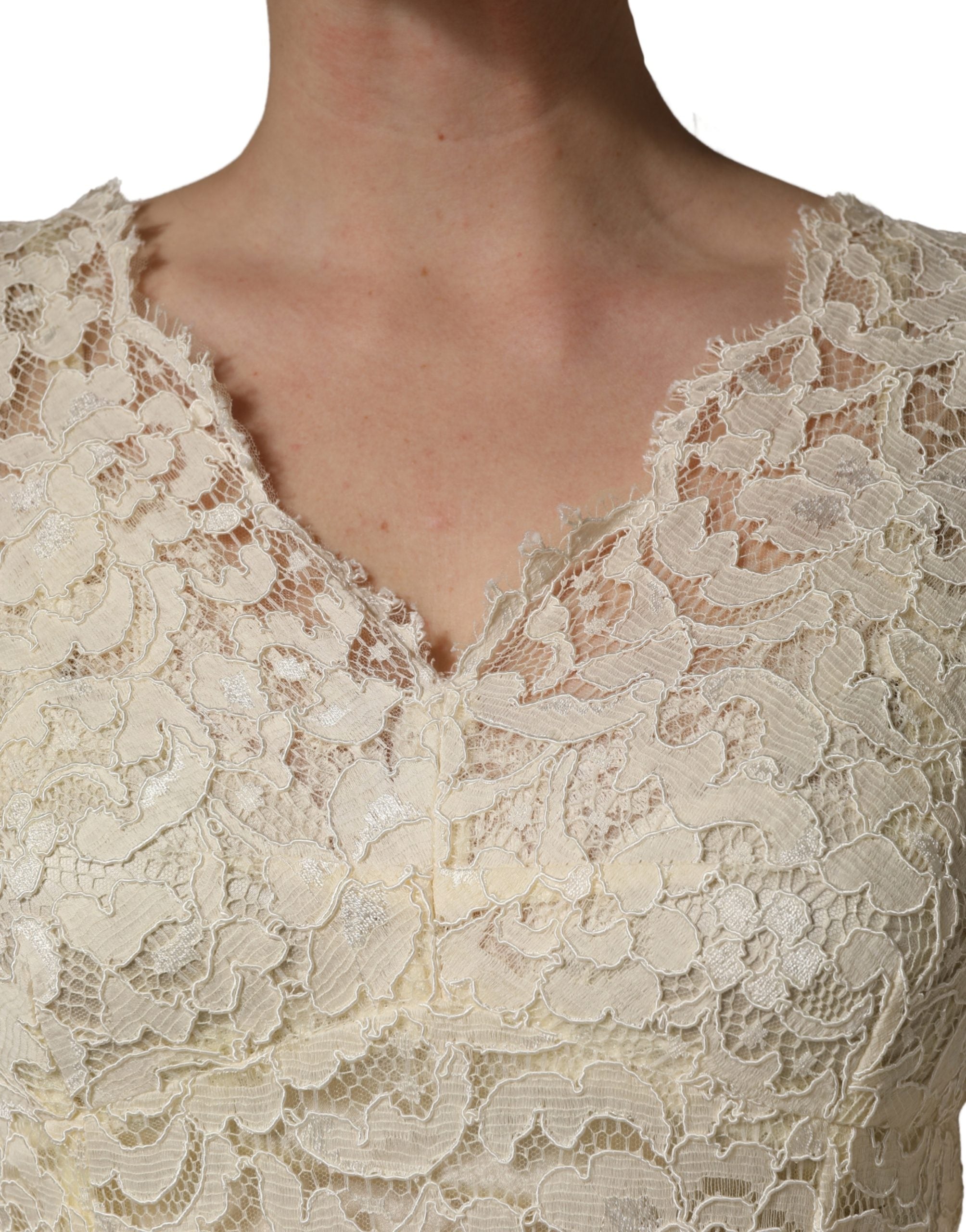 Robe longue blanche Dolce & Gabbana en dentelle florale ajustée, élégante et sophistiquée, avec un design fleuri et féminin.