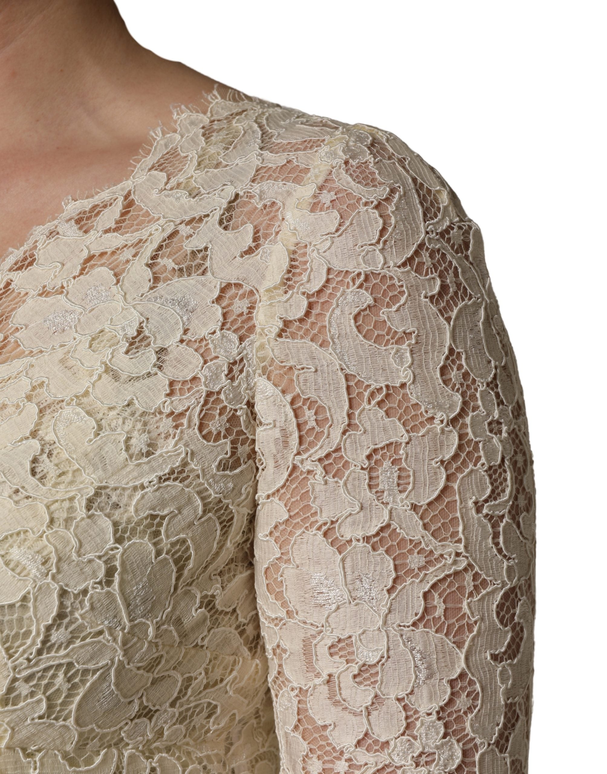 Robe longue Dolce & Gabbana en dentelle florale blanche cassée, coupe ajustée, élégante et sophistiquée.