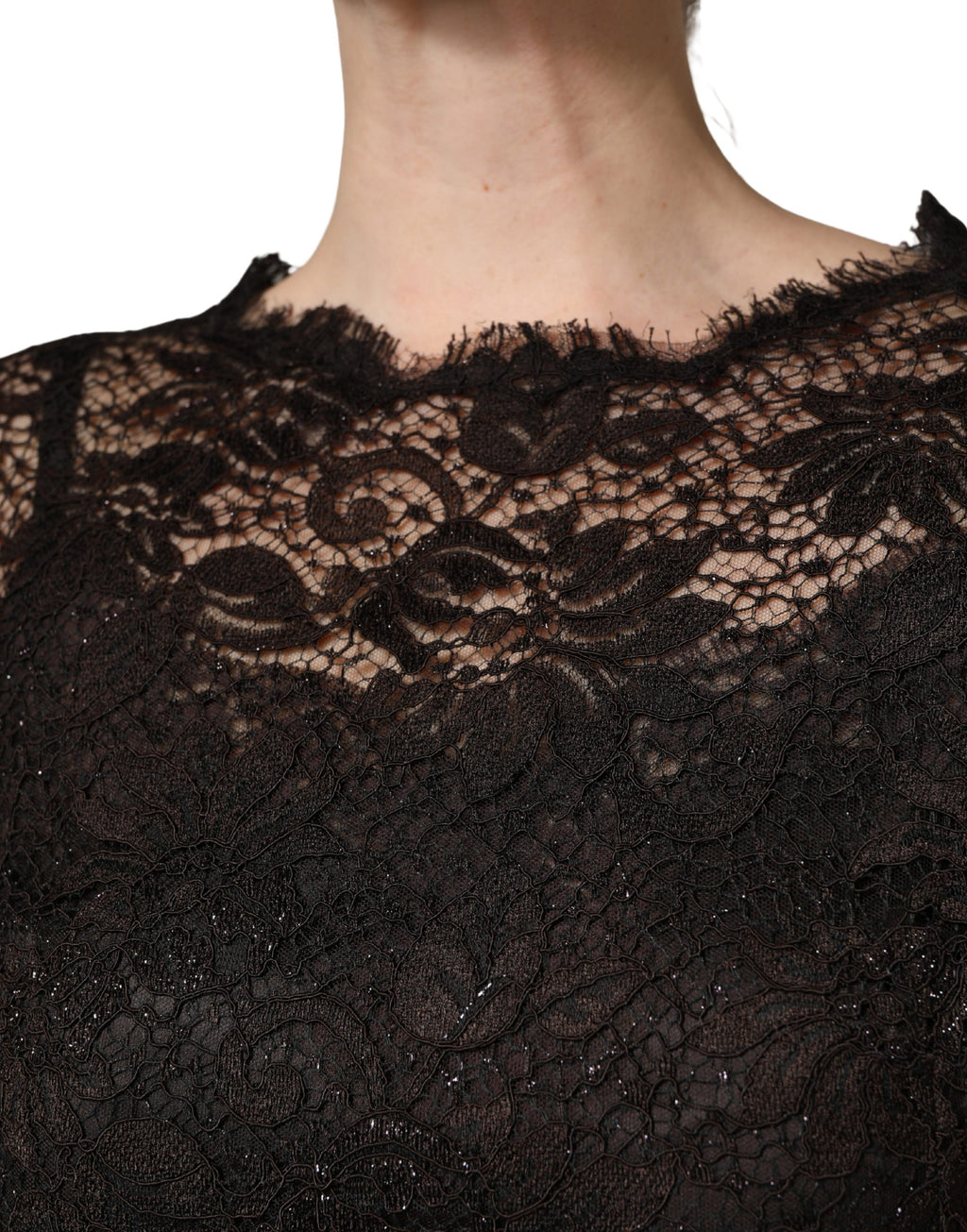 Robe longue noire Dolce & Gabbana en dentelle florale, coupe ajustée et élégante, pour une silhouette sophistiquée et raffinée.
