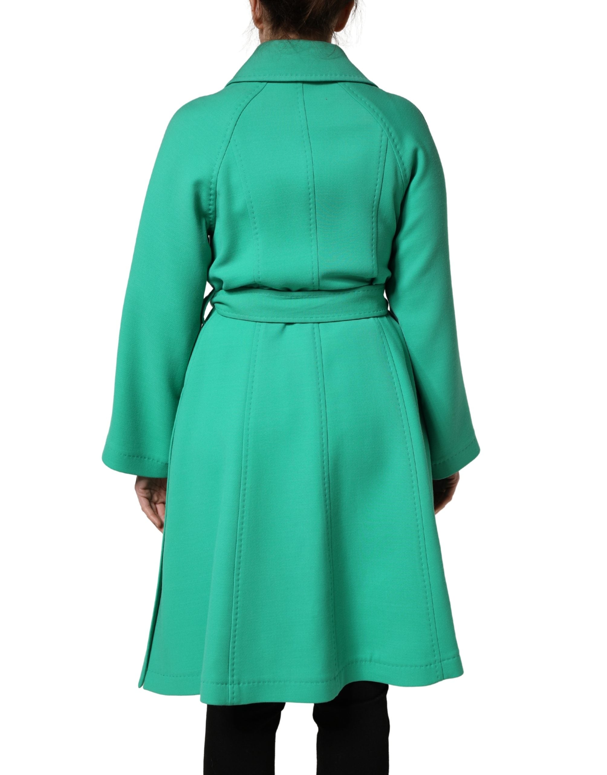 Manteau trench vert Dolce & Gabbana avec boutons, ceinture et coupe élégante, porté en extérieur.
