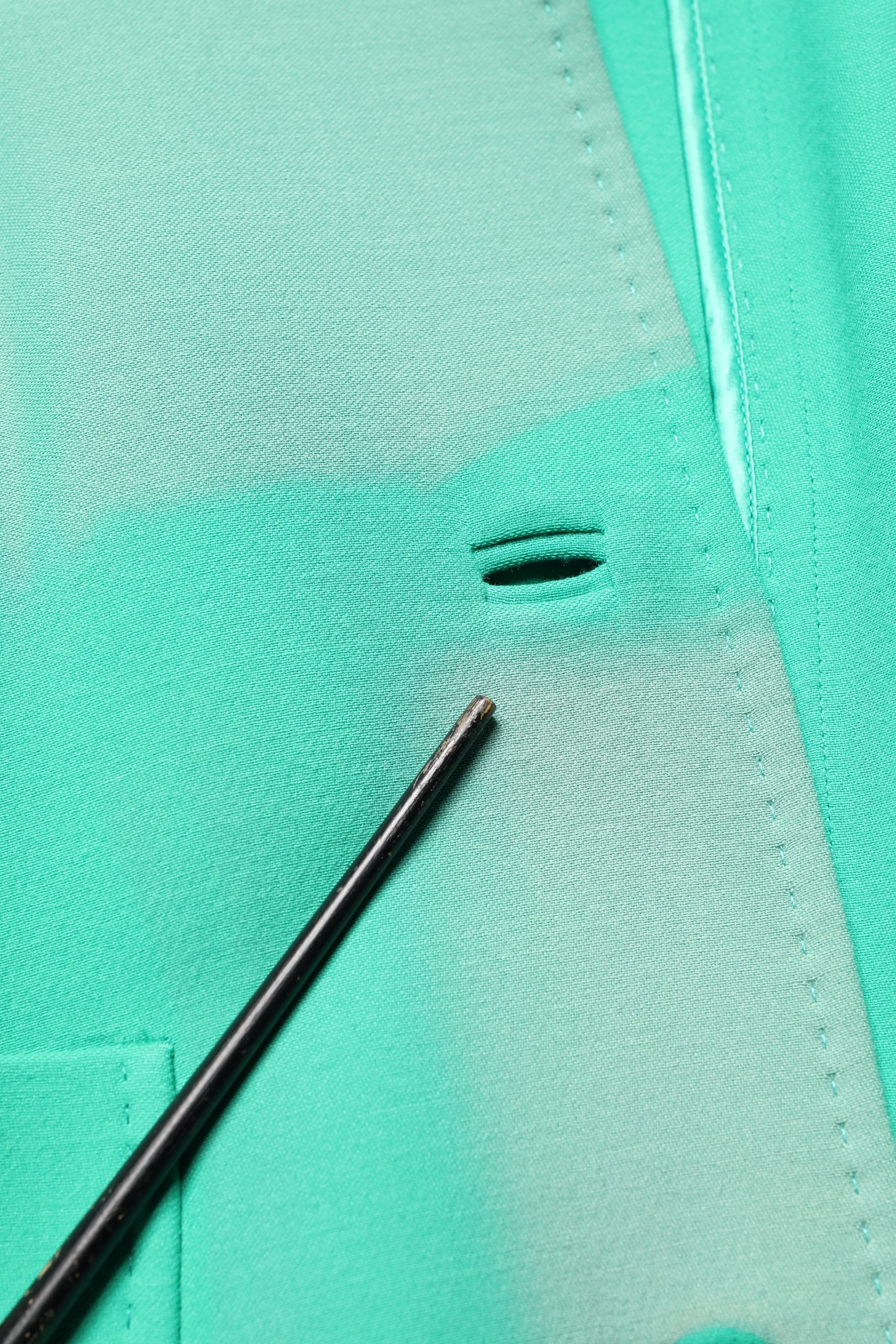 Manteau trench vert Dolce & Gabbana avec boutons, veste élégante en tissu léger, vue de face sur fond neutre.