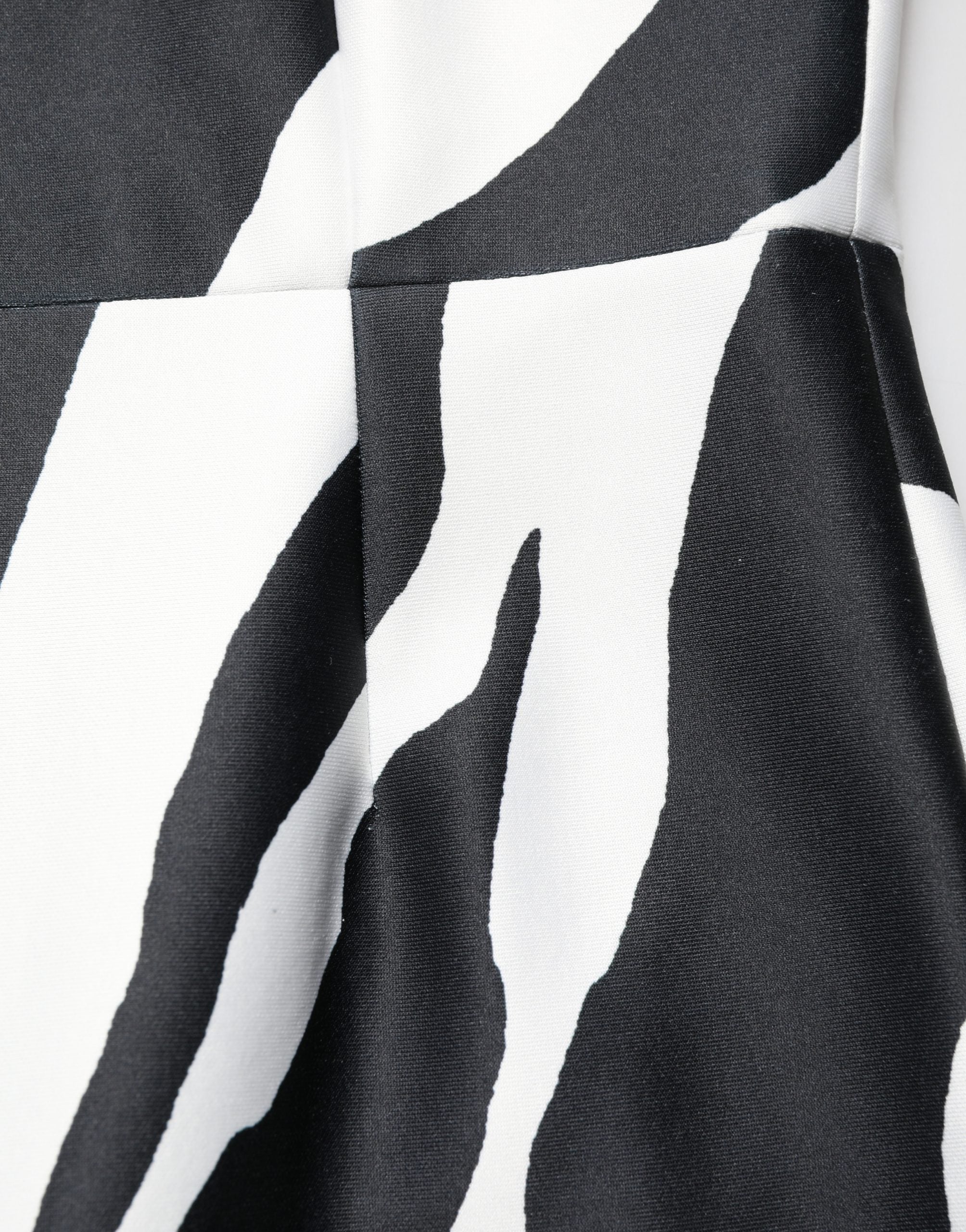 Combinaison en polyester noir et blanc avec motif zèbre de Dolce & Gabbana, style tendance et élégant.