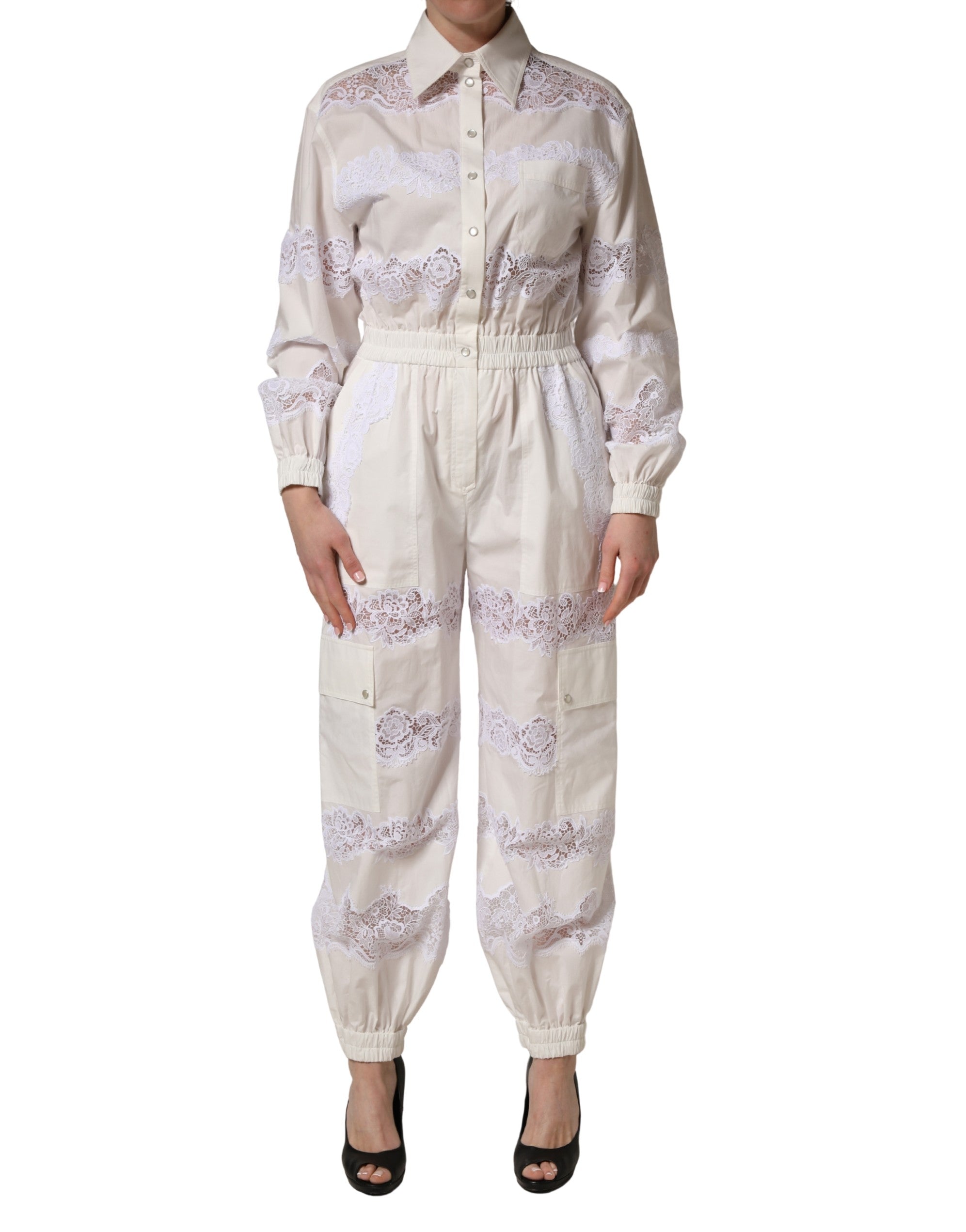Combinaison longue blanche en coton avec bordure en dentelle de Dolce & Gabbana, manches longues élégantes et détails raffinés.