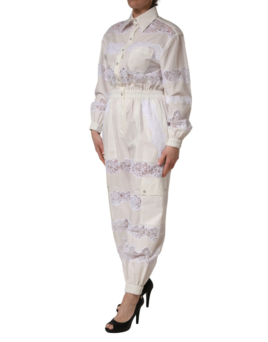 Combinaison blanche en coton avec dentelle à manches longues de Dolce & Gabbana, élégante et sophistiquée.