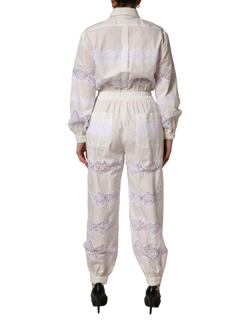 Combinaison longue blanche en coton avec dentelle à manches longues de Dolce & Gabbana, élégante et sophistiquée.