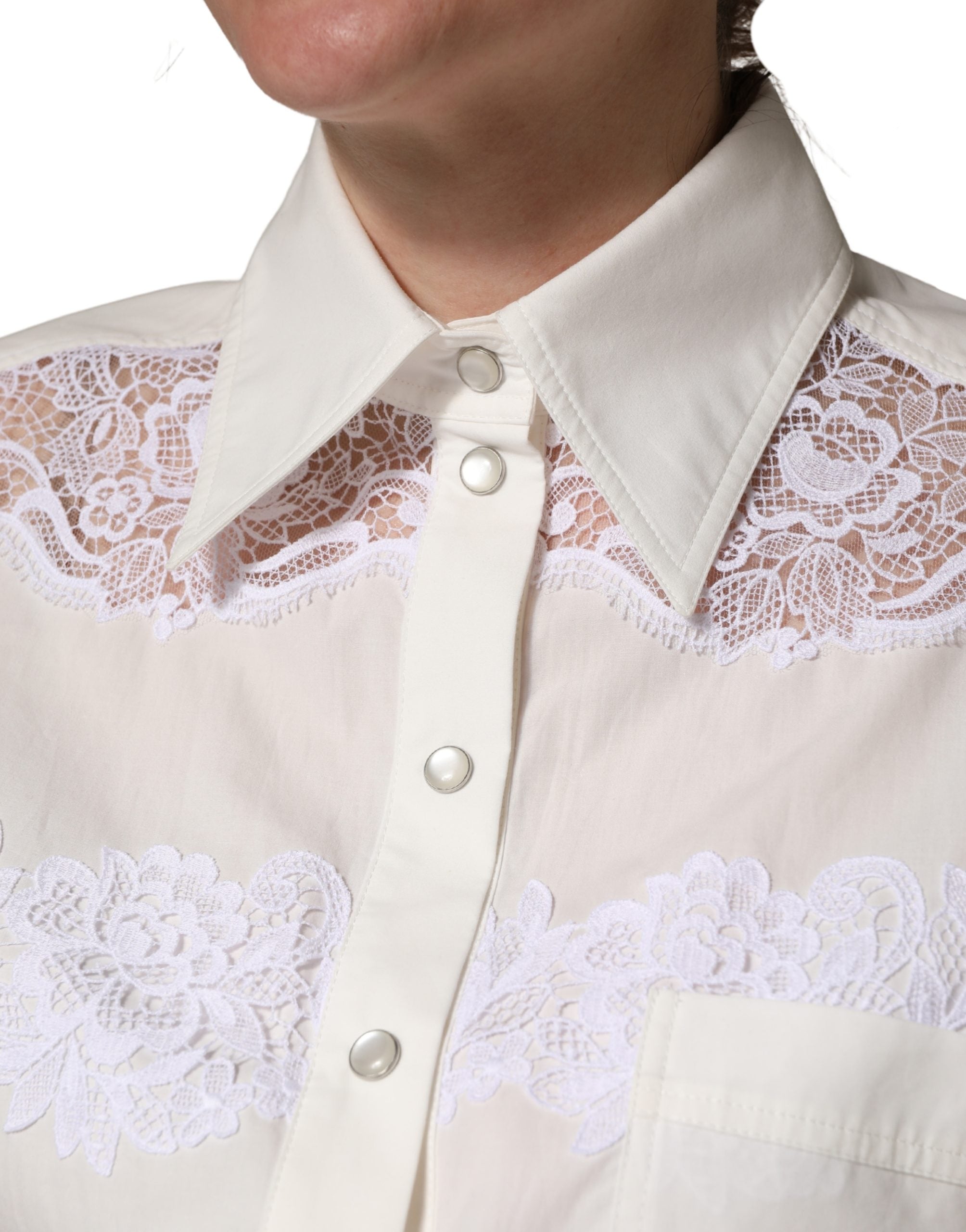 Combinaison longue Dolce & Gabbana en coton blanc avec bordures en dentelle et manches longues élégantes.