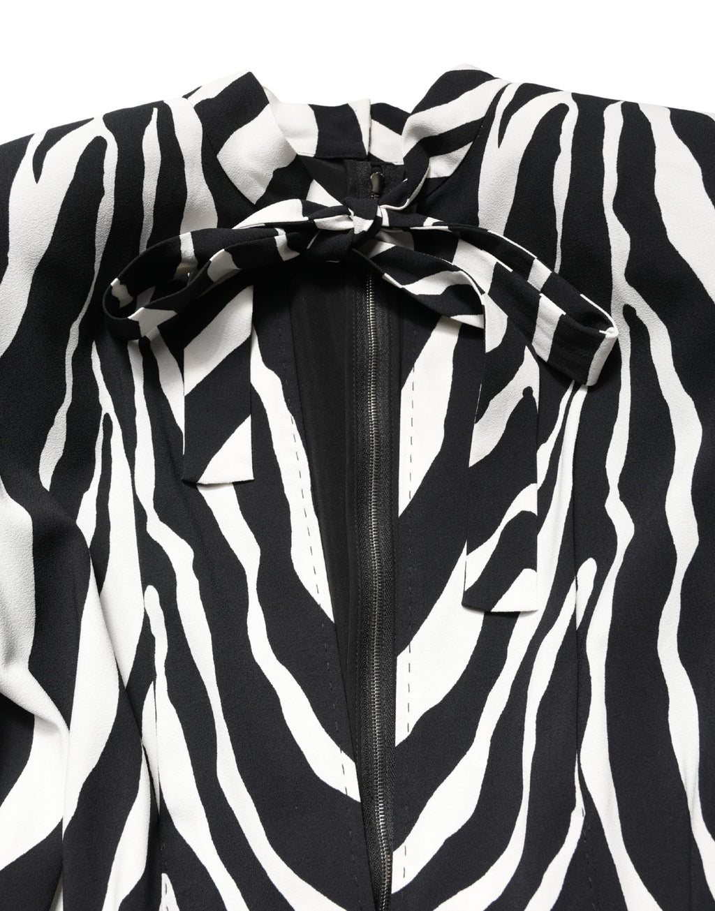 Combinaison Dolce & Gabbana en viscose noire et blanche avec motif zèbre, élégante et fluide, portée par un mannequin.