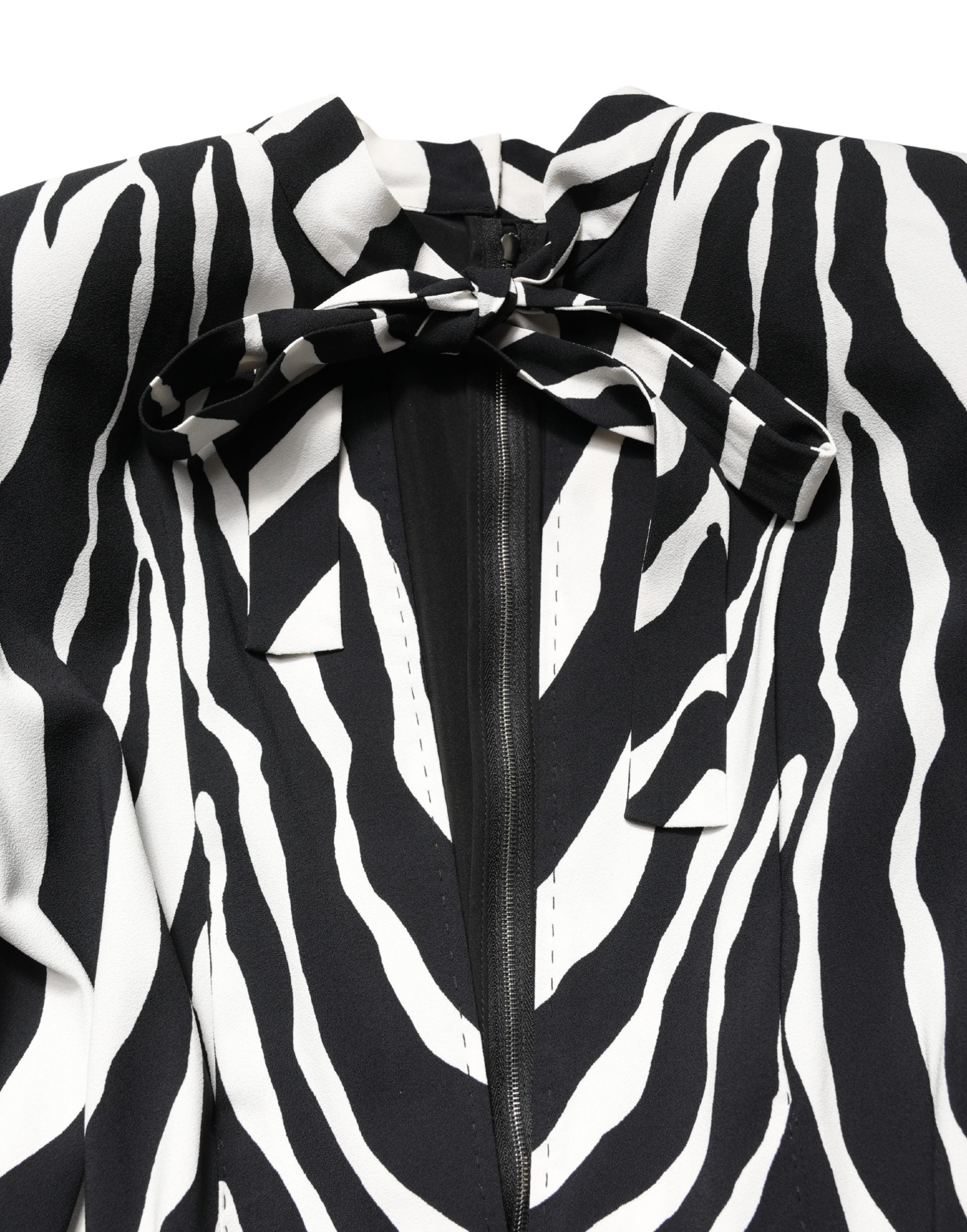 Combinaison Dolce & Gabbana en viscose noire et blanche avec motif zèbre, élégante et fluide, portée par un mannequin.