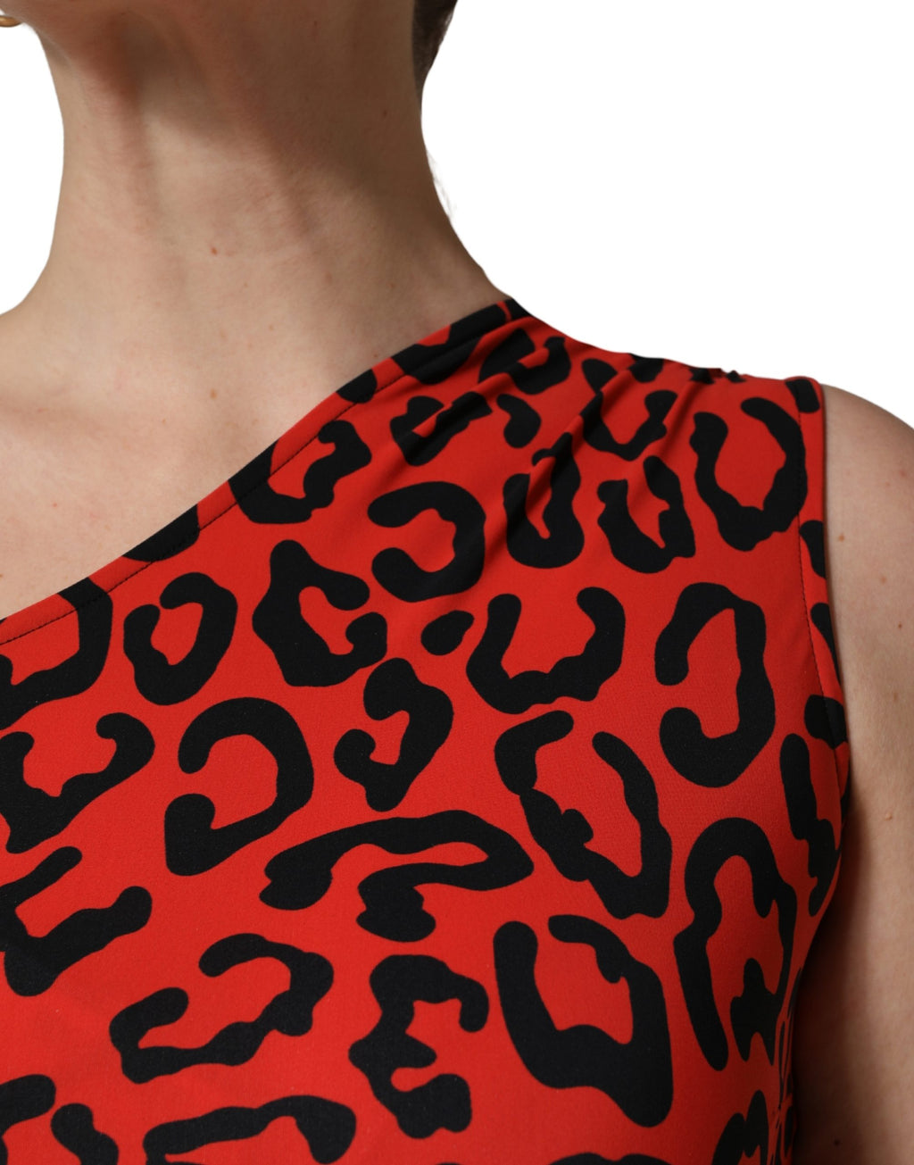 Combinaison en nylon noir et rouge avec motif léopard, signée Dolce & Gabbana, élégante et tendance.