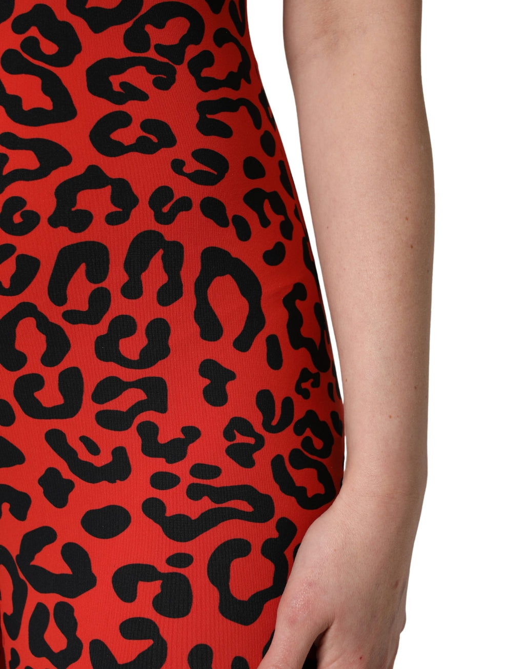 Combinaison en nylon noir et rouge à motif léopard de Dolce & Gabbana, mode élégante et audacieuse pour femme.