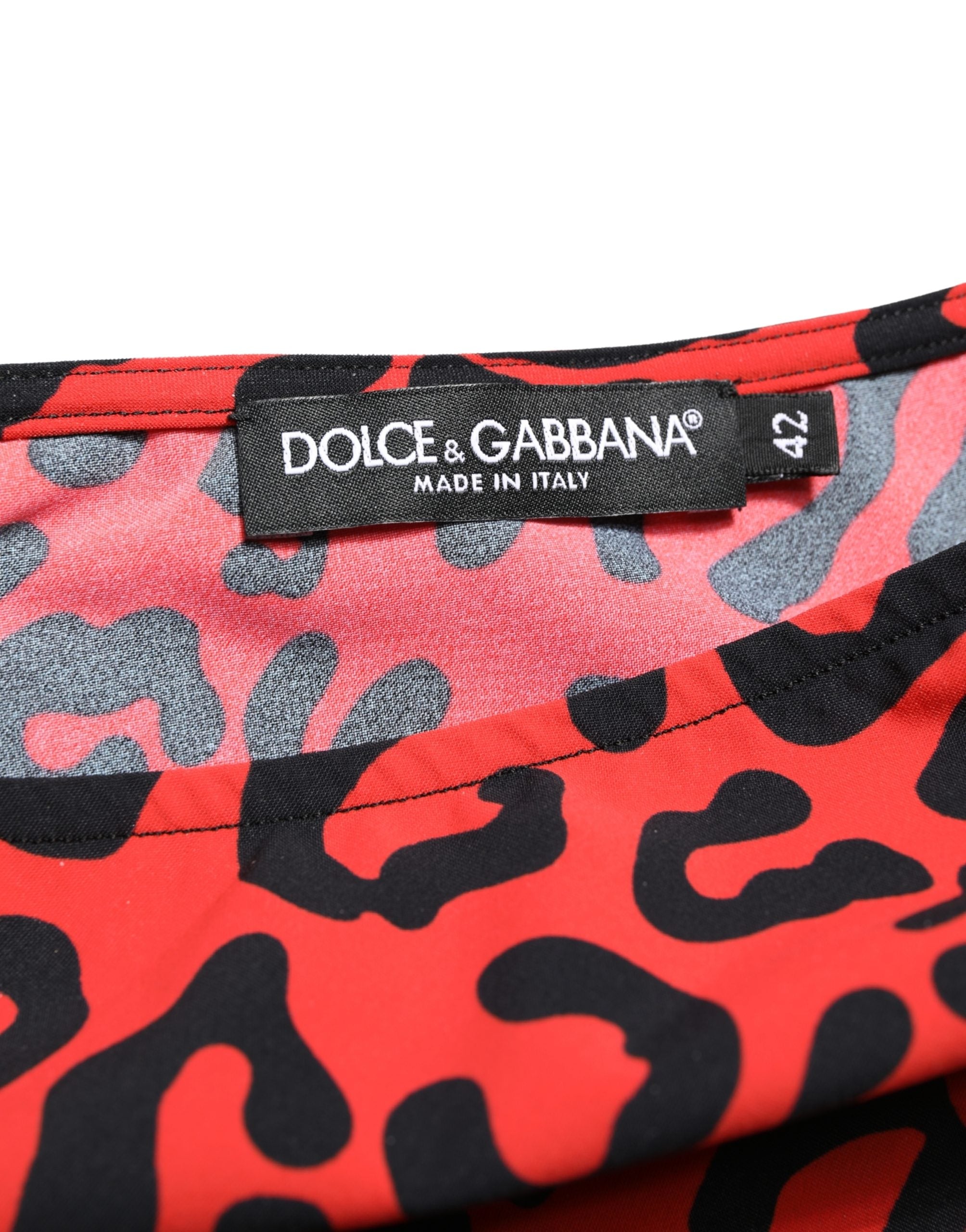 Combinaison en nylon noir et rouge à motif léopard, de Dolce & Gabbana, vêtement élégant et tendance.