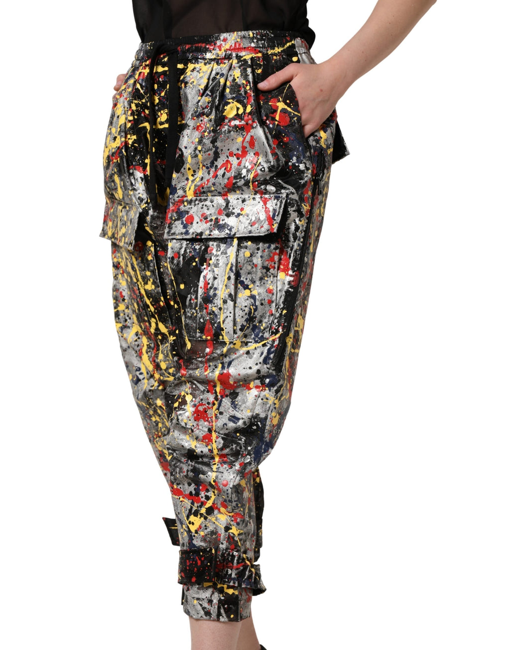 Pantalon cargo court Dolce & Gabbana noir avec effet ColorSplash, style tendance et détails modernes.