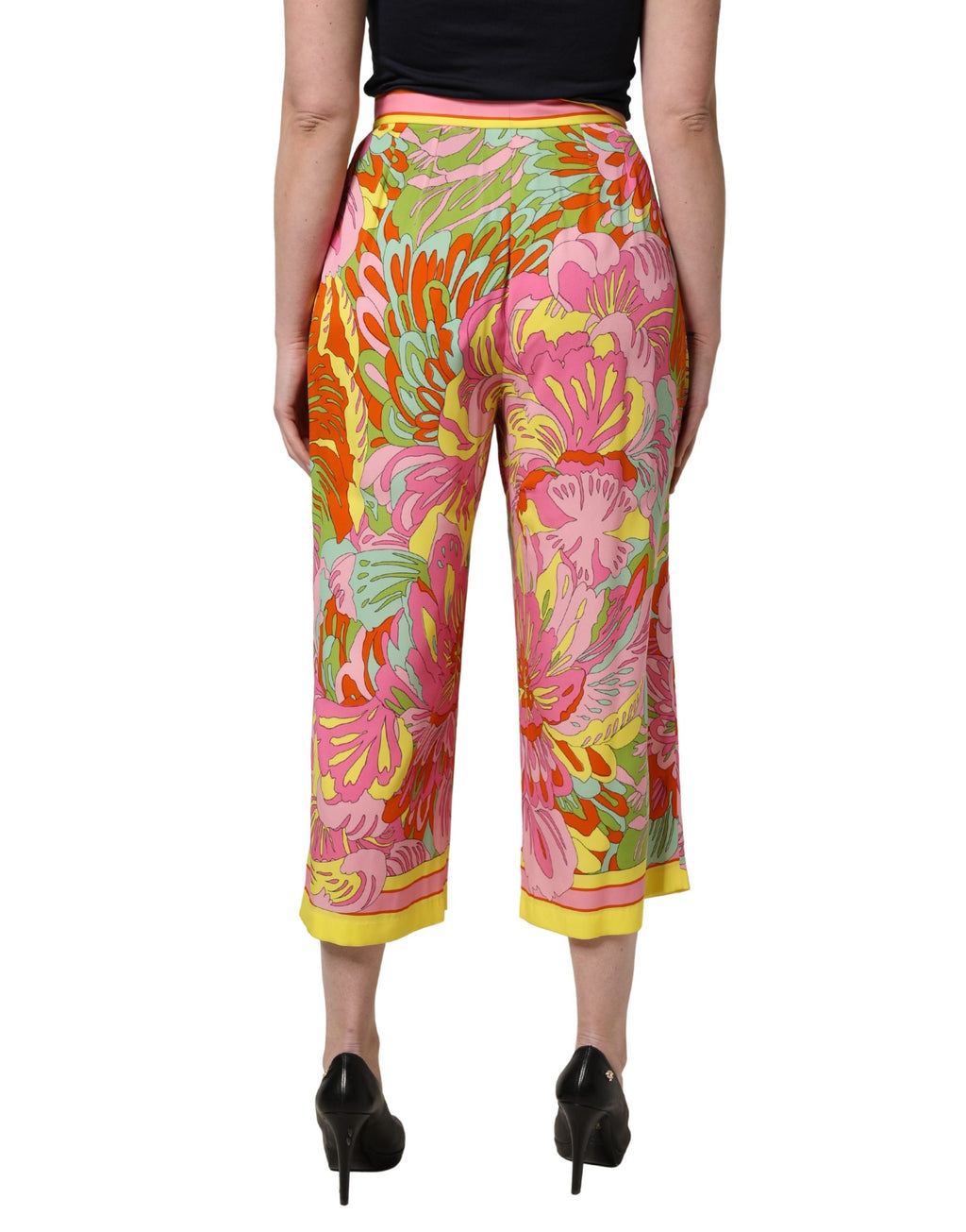 Pantalon court Dolce & Gabbana à fleurs multicolores, pantalon cropped en tissu léger et élégant.