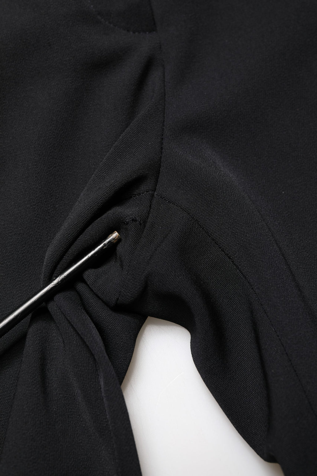 Pantalons noirs en laine Dolce & Gabbana, taille haute, cropped et tapered, visibles en détail sur l'image.