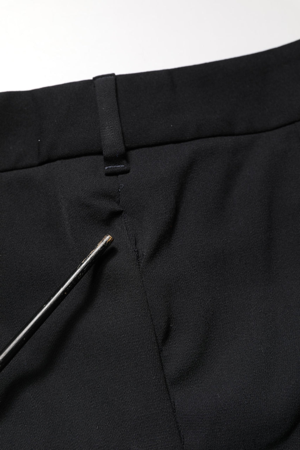 Pantalons Dolce & Gabbana en laine noire, taille haute, coupe cropped et tapered, vue de face sur un mannequin.