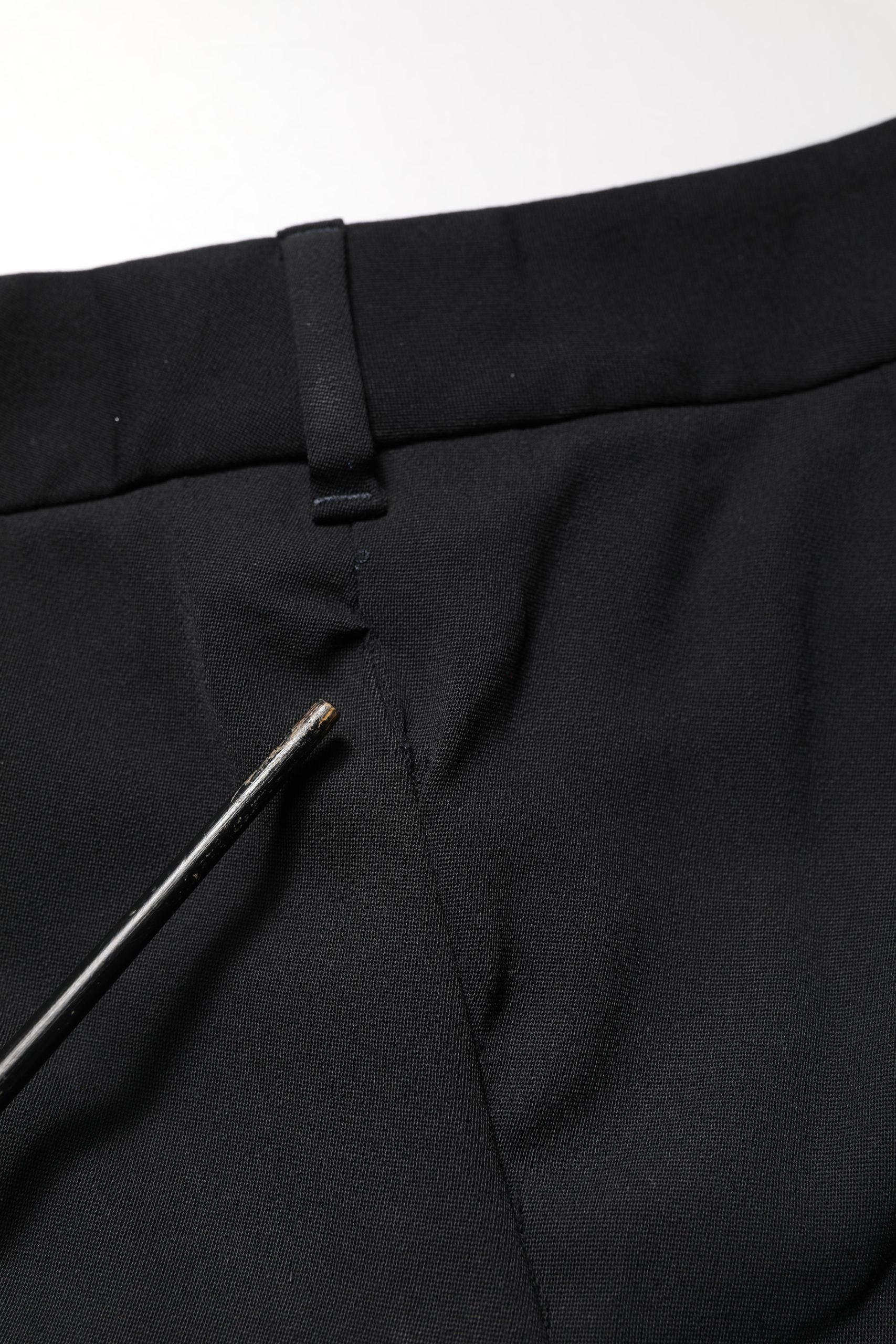 Pantalons Dolce & Gabbana en laine noire, taille haute, coupe cropped et tapered, vue de face sur un mannequin.