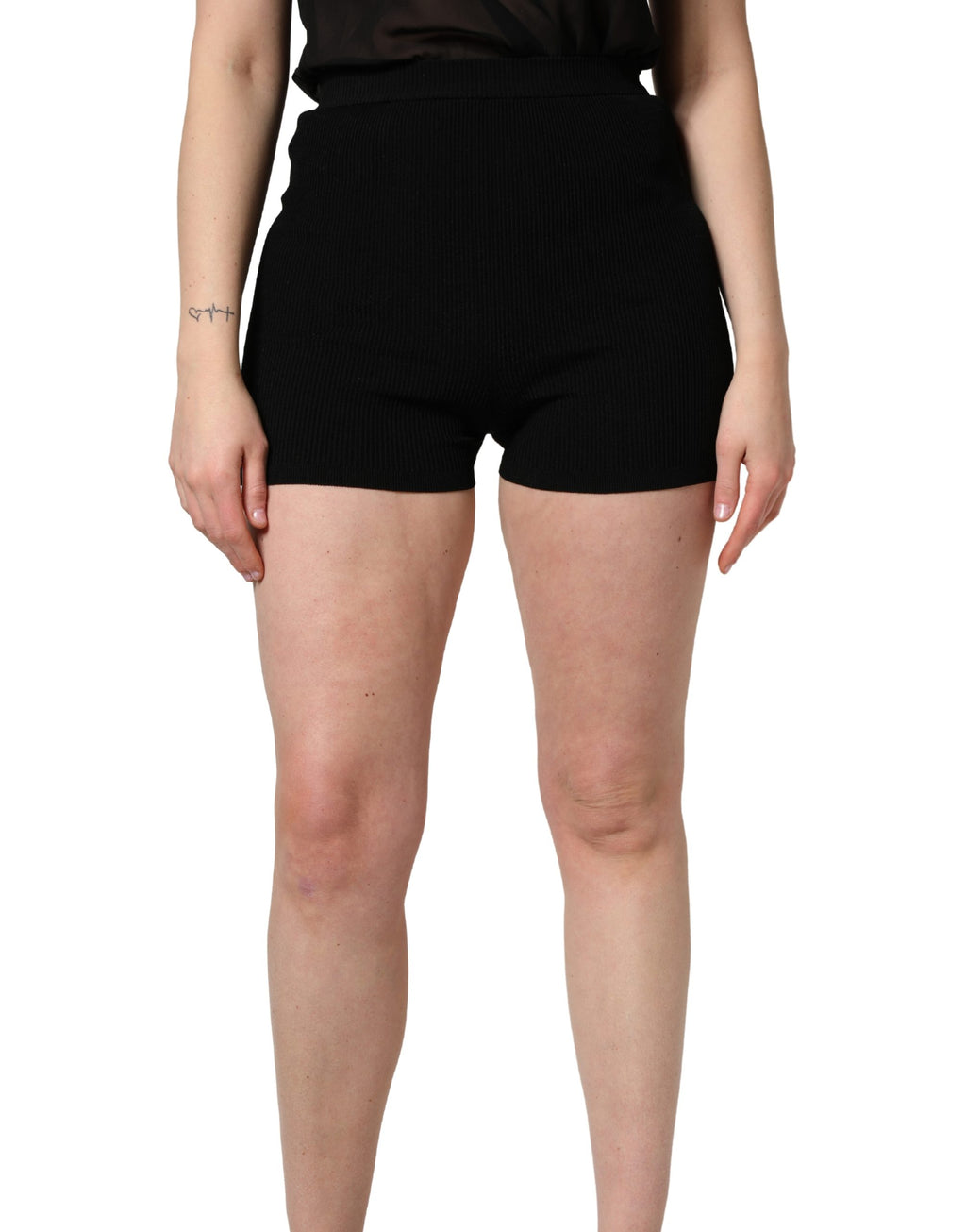 Shorts Dolce & Gabbana en viscose noire à taille haute, style élégant et moderne, visibles avec ceinture et finition soignée.