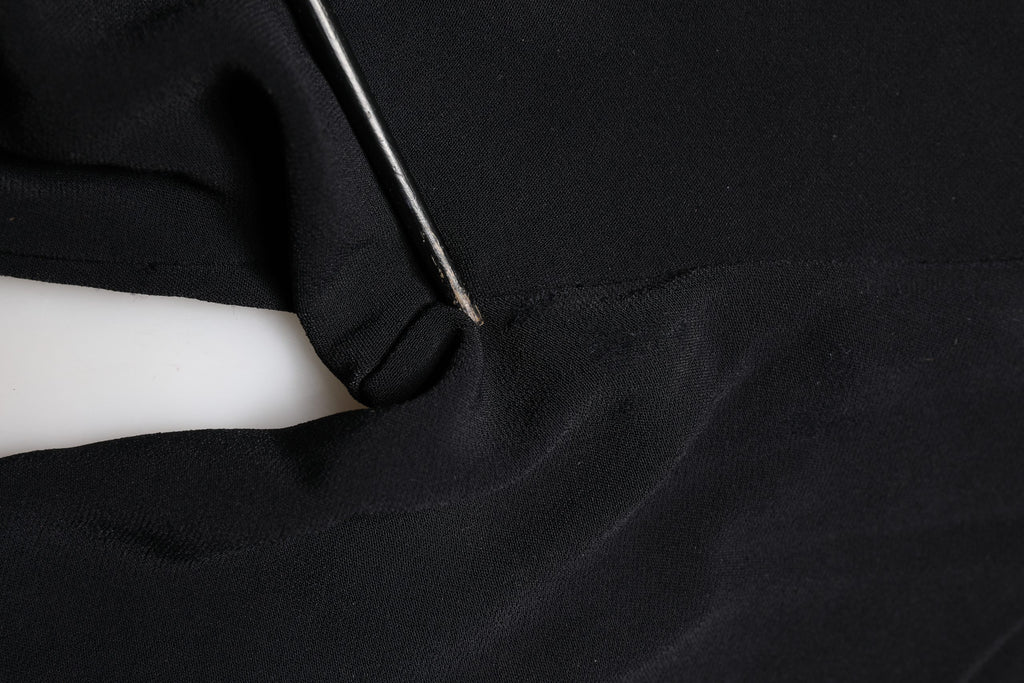 Pantalon femme Dolce & Gabbana en viscose noire, taille moyenne, coupe cropped, ajustée à la taille mi-hauteur.