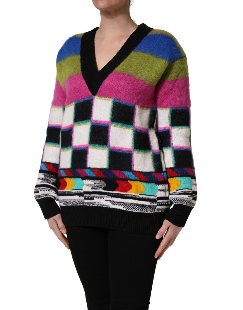 Pull en tricot à rayures multicolores avec col en V de Dolce & Gabbana, visible avec détails de motifs colorés.