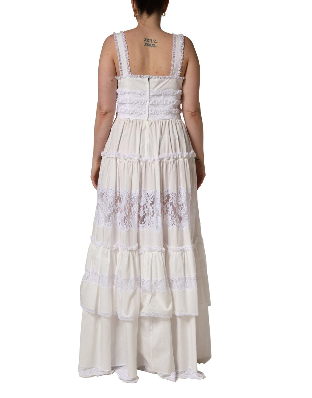 Robe longue sans manches en coton blanc avec dentelle, de la marque Dolce & Gabbana, portée et élégante.