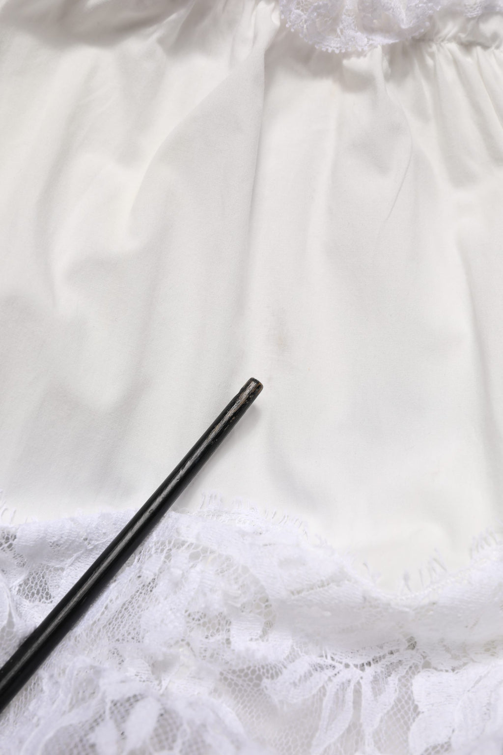 Robe longue sans manches en coton blanc avec dentelle, style maxi, de la marque Dolce & Gabbana.