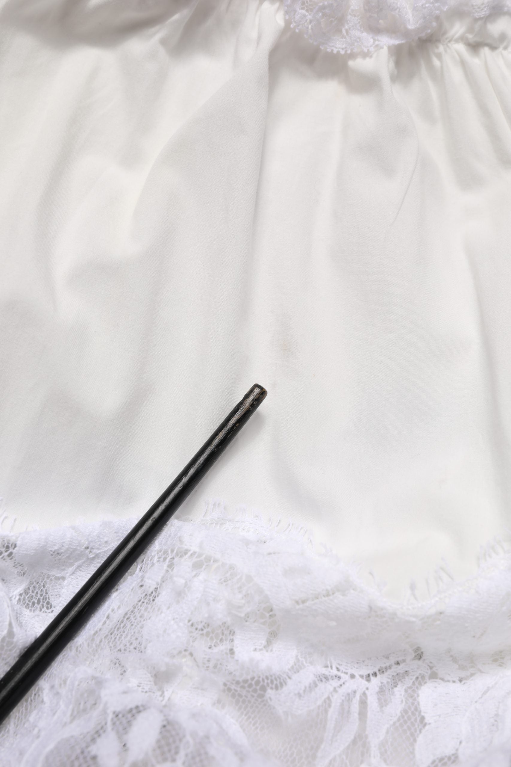 Robe longue sans manches en coton blanc avec dentelle, style maxi, de la marque Dolce & Gabbana.