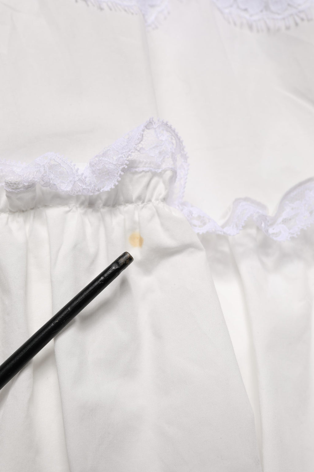 Robe longue blanche en coton sans manches avec dentelle de Dolce & Gabbana, élégante et féminine, vue de face.