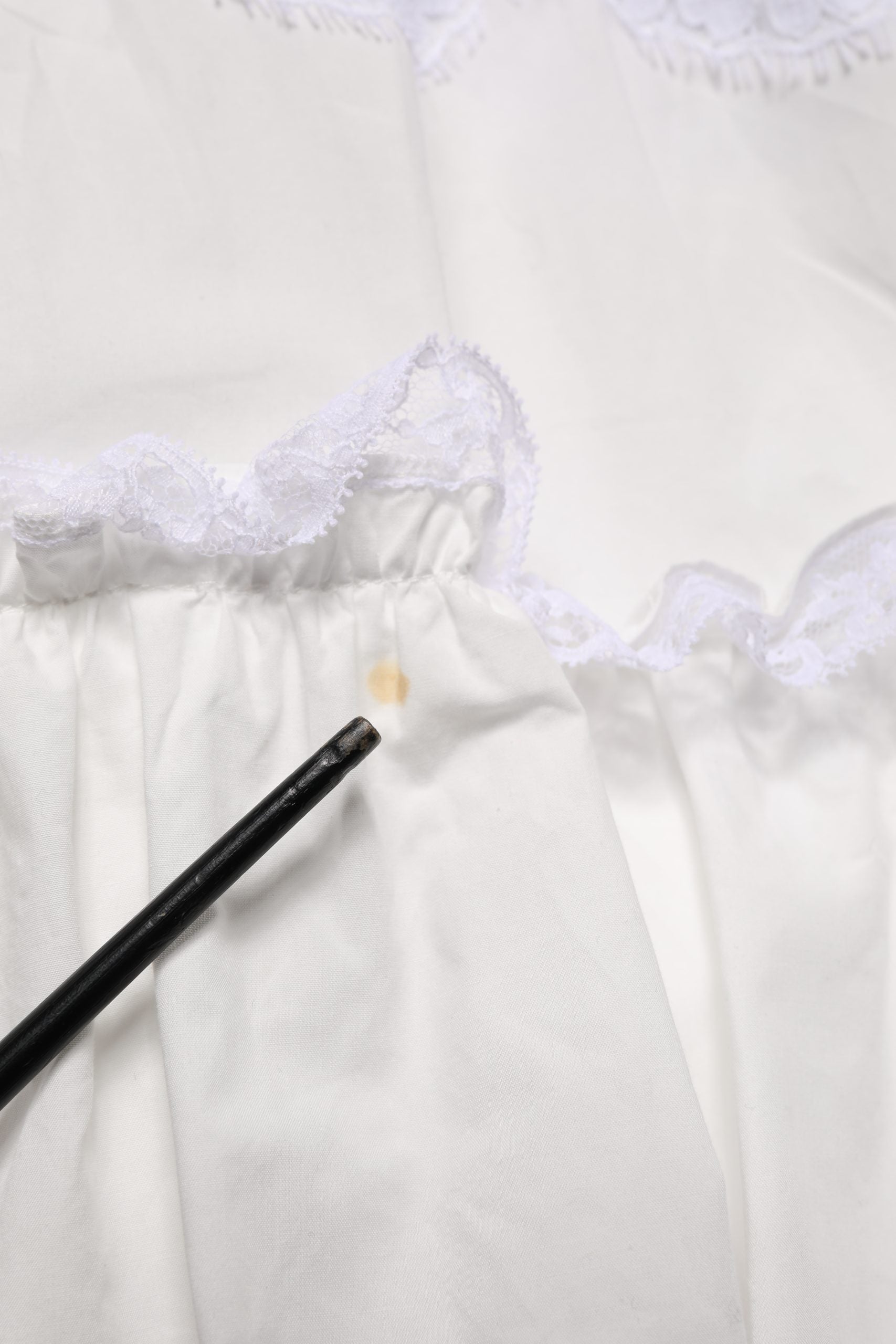Robe longue blanche en coton sans manches avec dentelle de Dolce & Gabbana, élégante et féminine, vue de face.
