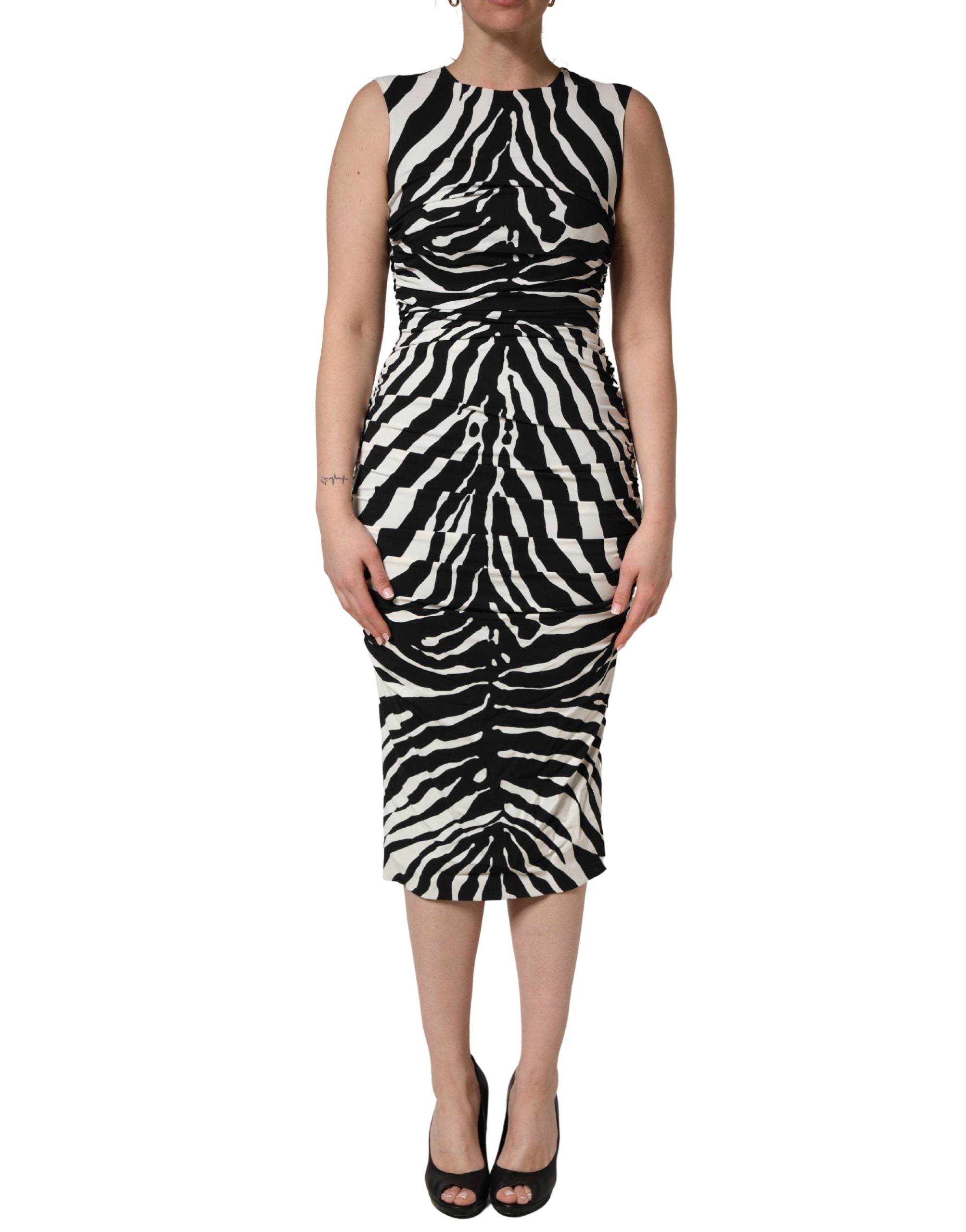 Robe midi en cady noir et blanc à motif zèbre de Dolce & Gabbana, élégante et sophistiquée.