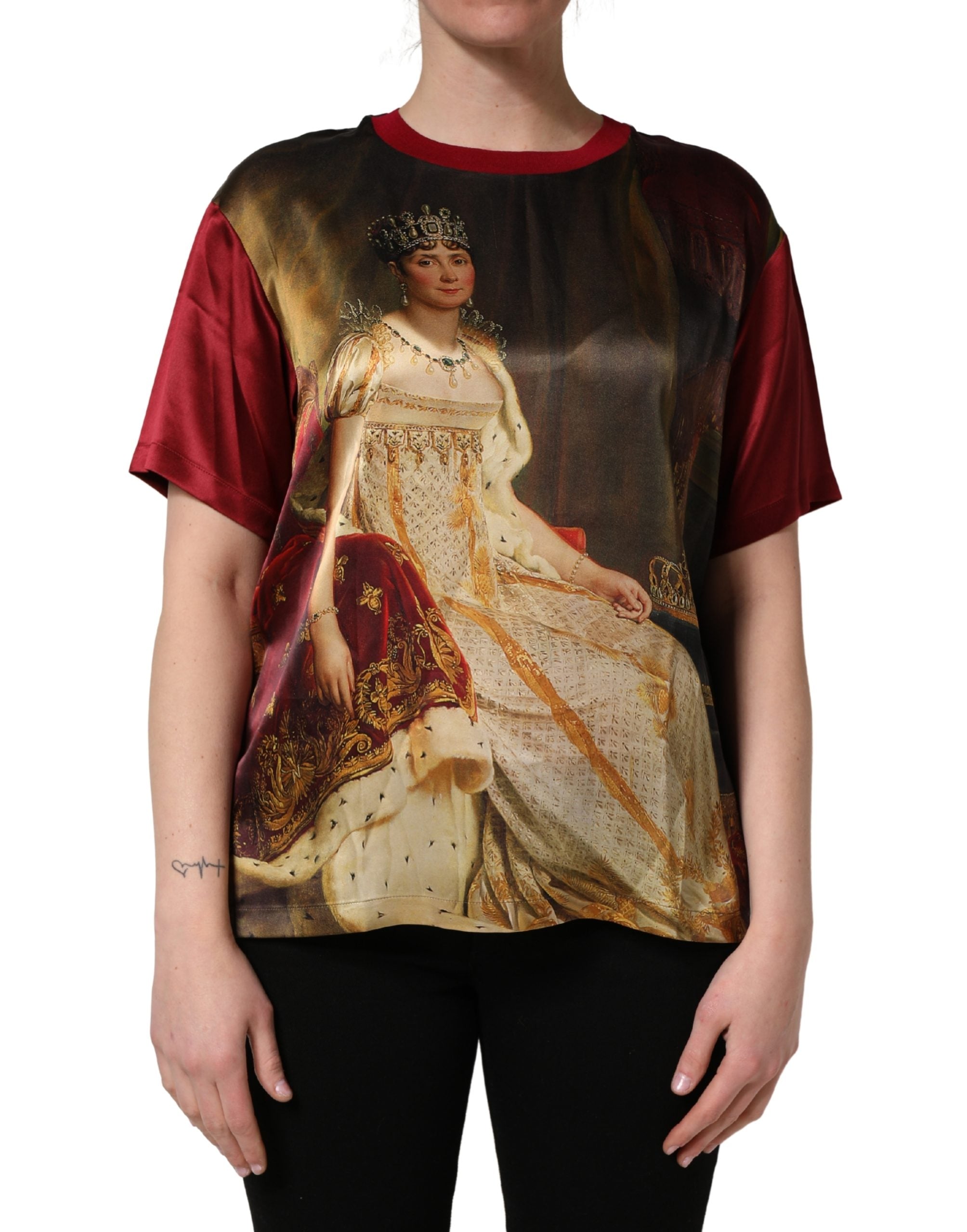 T-shirt en soie Dolce & Gabbana avec motif de reine et couronne royale dans un ton bordeaux, style artistique et élégant.