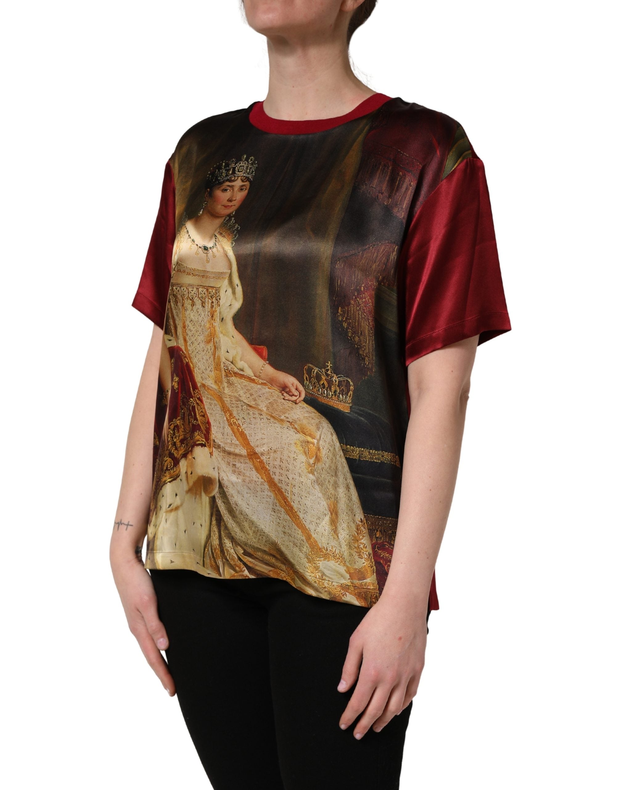 T-shirt en soie Dolce & Gabbana avec impression de peinture de reine et couronne royale en bordeaux.
