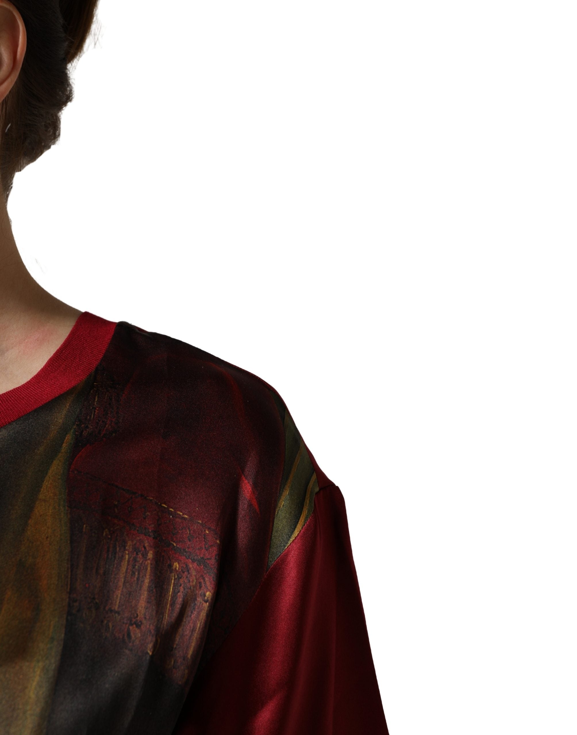 T-shirt en soie de Dolce & Gabbana, robe royale pour reine avec motif peinture, couleur bordeaux.