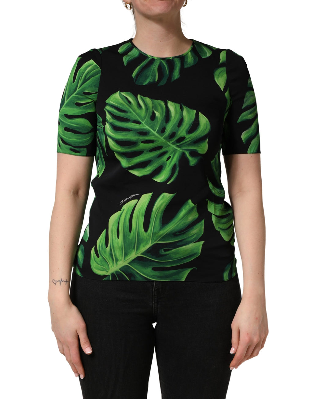 Blouse en soie noire à imprimé philodendron de Dolce & Gabbana, avec col élégant et manches longues.