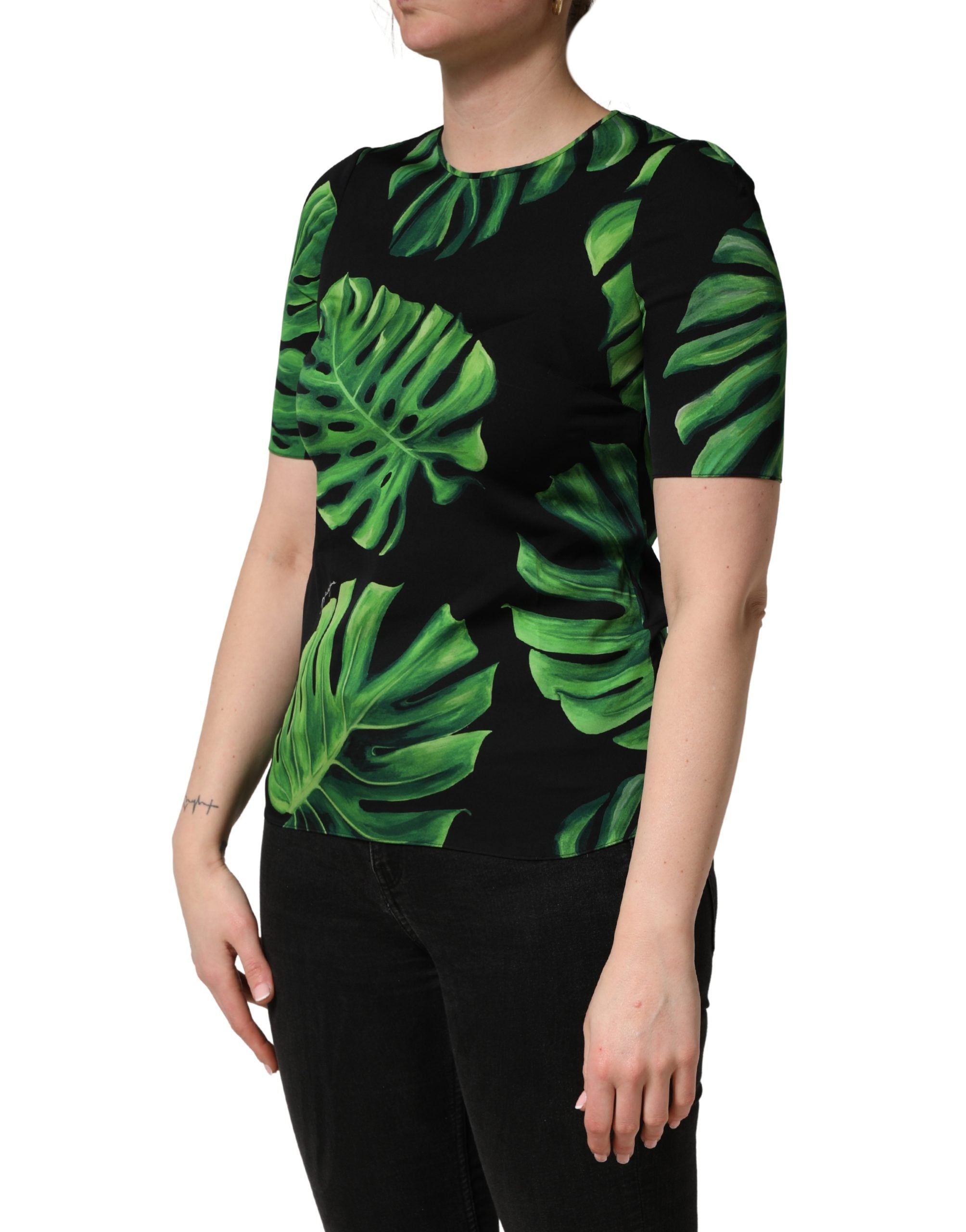 Chemisier en soie noir Dolce & Gabbana avec motif philodendron, détails élégants et coupe fluide visible sur l’image.