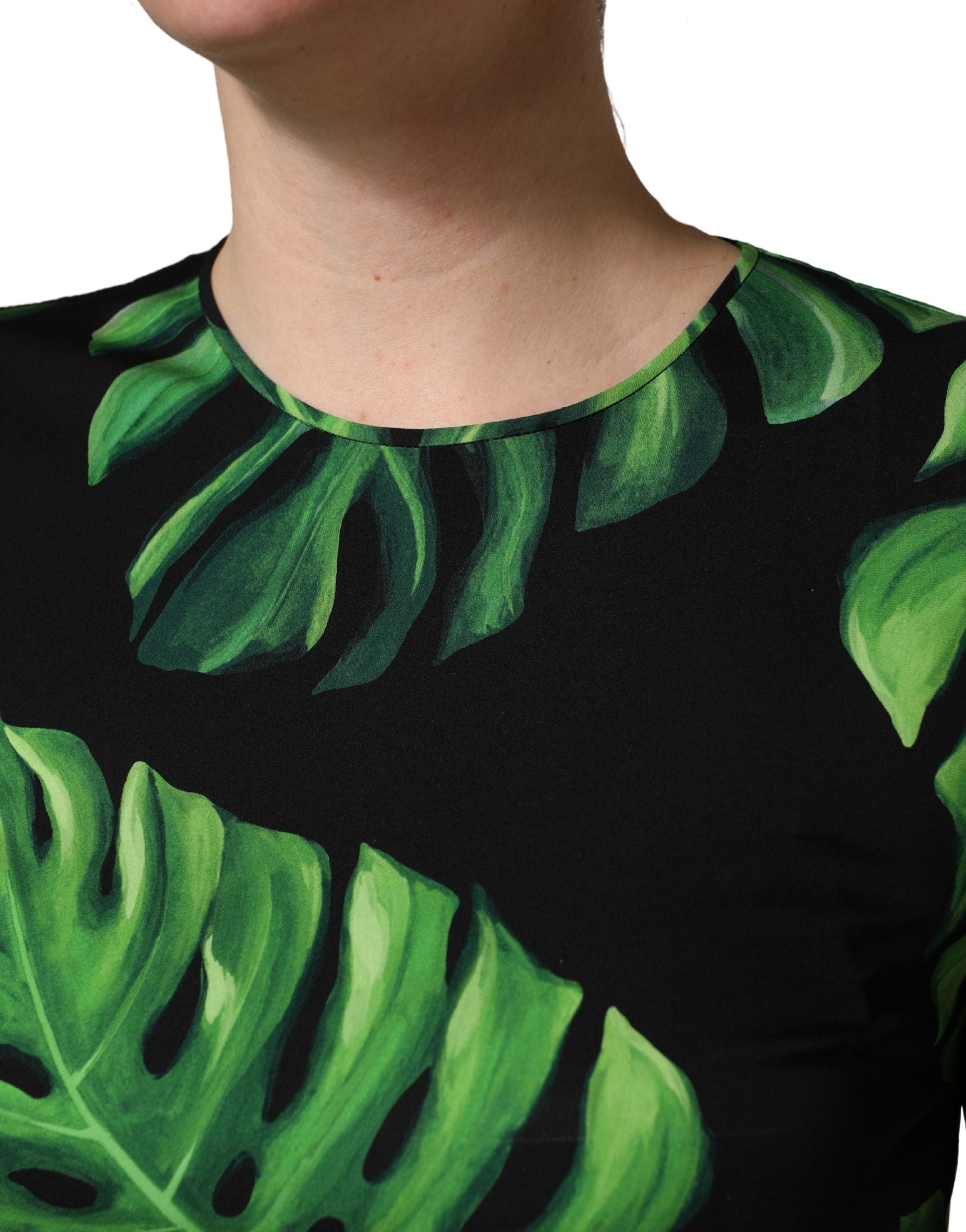 Blouse en soie noire Dolce & Gabbana avec motif philodendron, manches longues et coupe élégante.