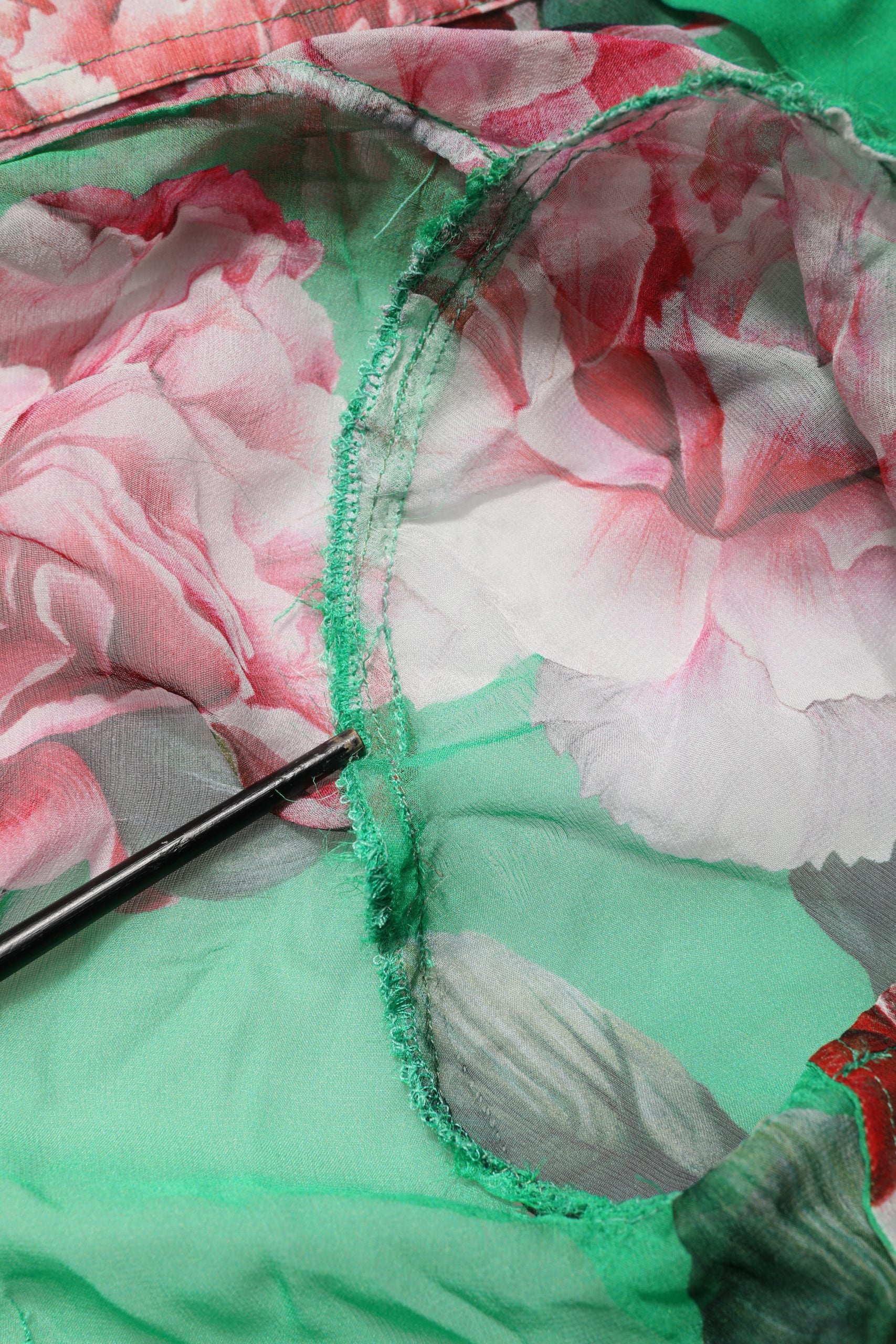 Chemise en soie verte à col avec motif de cloches, Dolce & Gabbana, haut élégant et fluide.