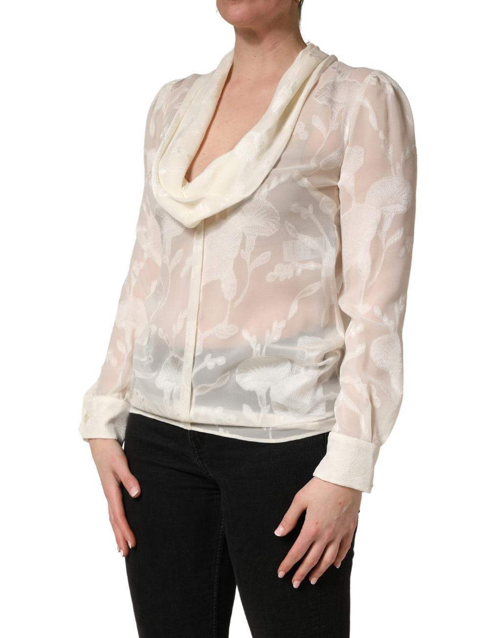 Blouse en soie semi-transparente avec motifs floraux blancs et beiges, style Dolce & Gabbana, vêtement élégant pour femme.