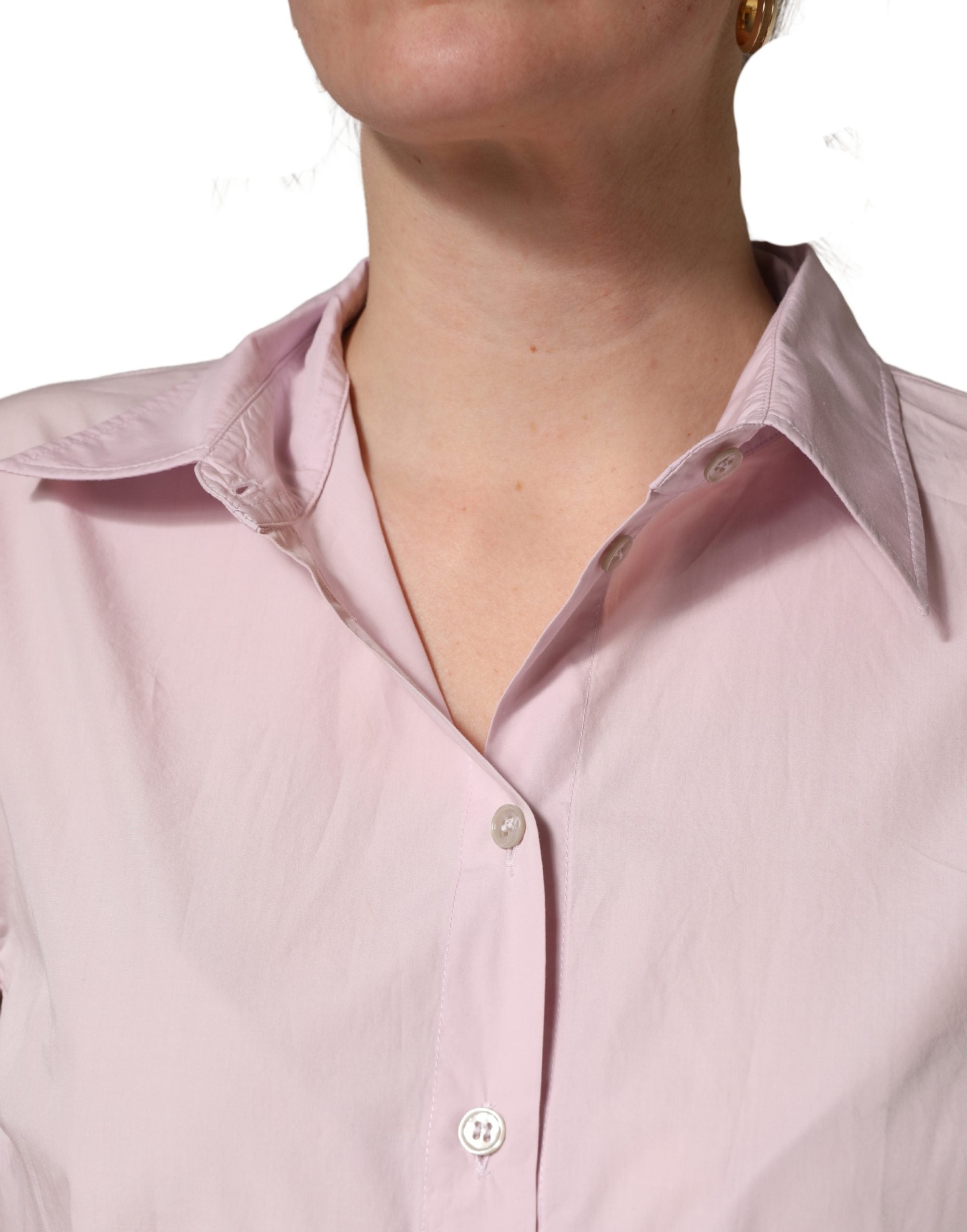 Blouse en coton rose clair de Dolce & Gabbana avec col et boutons, vêtement élégant pour femmes.