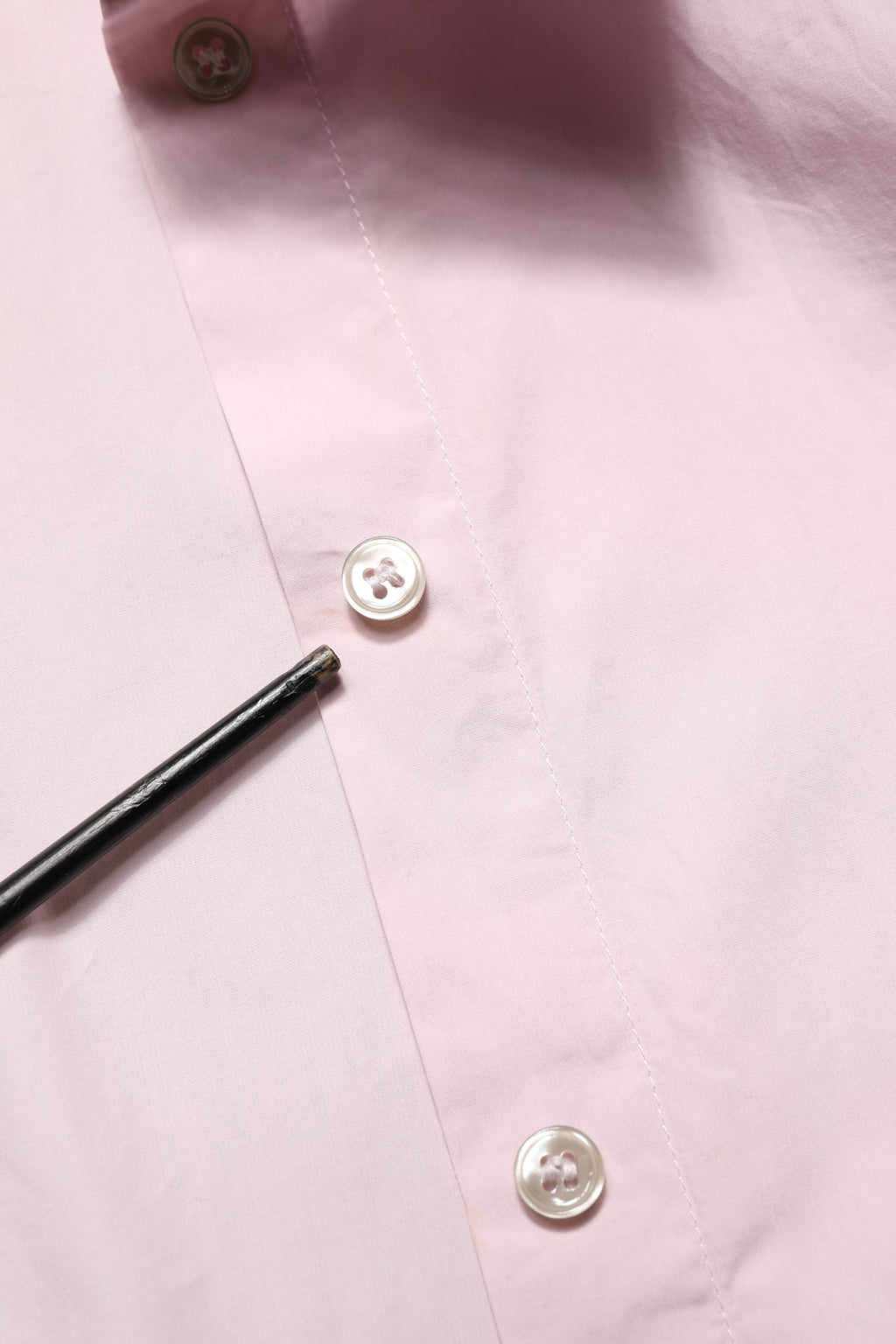 Blouse rose en coton Dolce & Gabbana avec col et boutons, vue de face, élégante et décontractée.