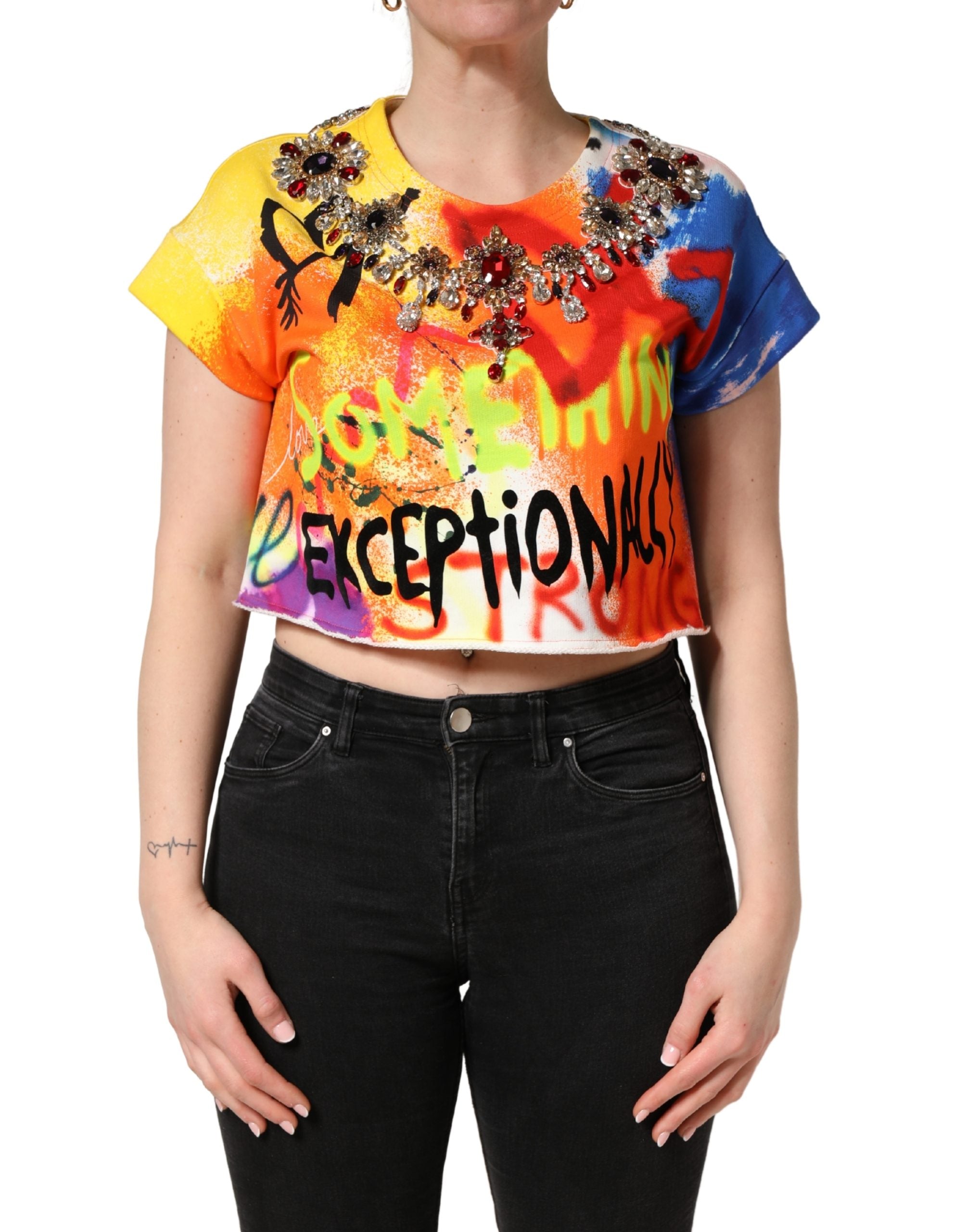 Top court en jersey Dolce & Gabbana avec graffitis multicolores et cristaux, coupe courte et style contemporain.